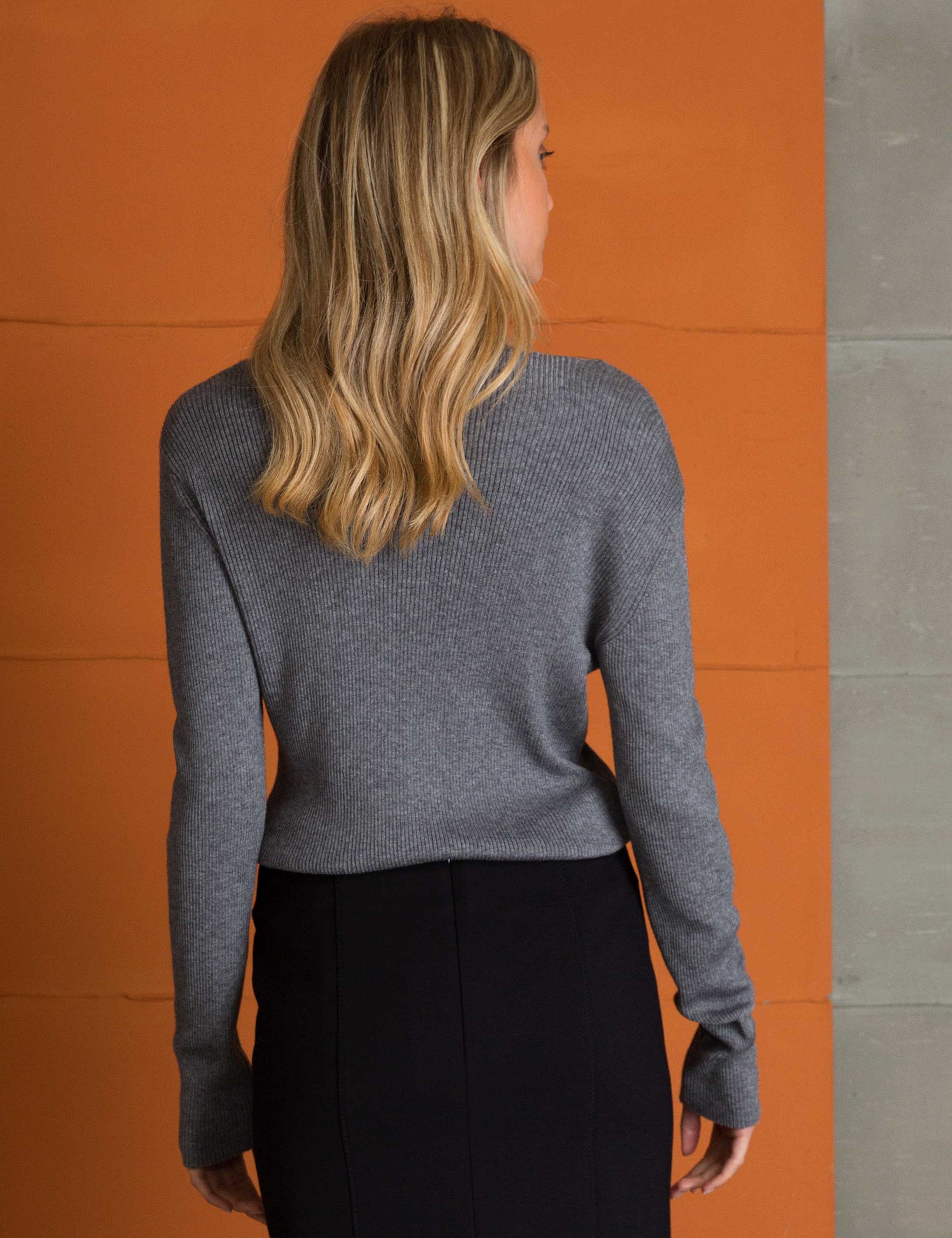 Gri Slim Fit V Yaka Triko Kazak - Image 4