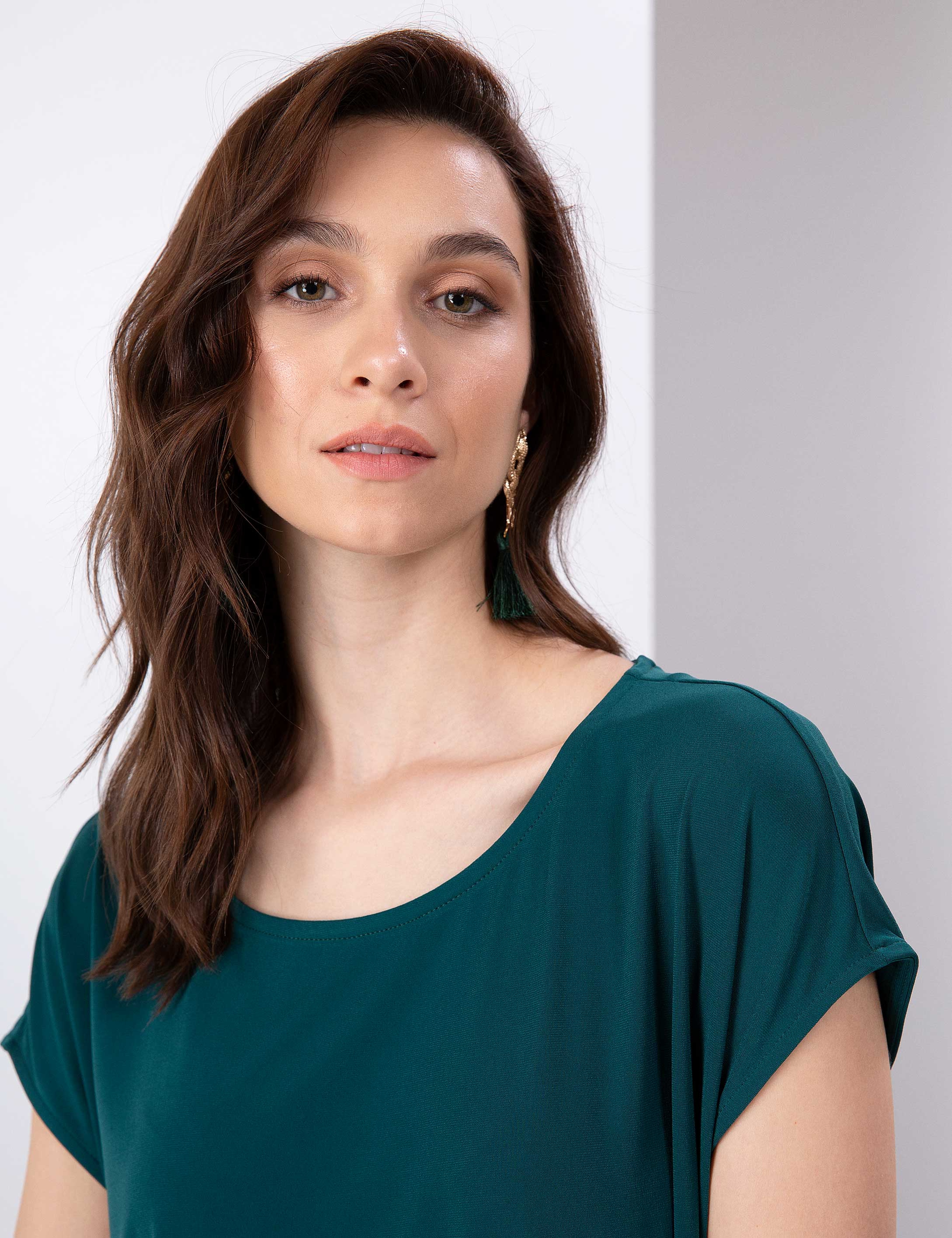 Zümrüt Yeşil Comfort Fit Kayık Yaka T-Shirt - Image 1