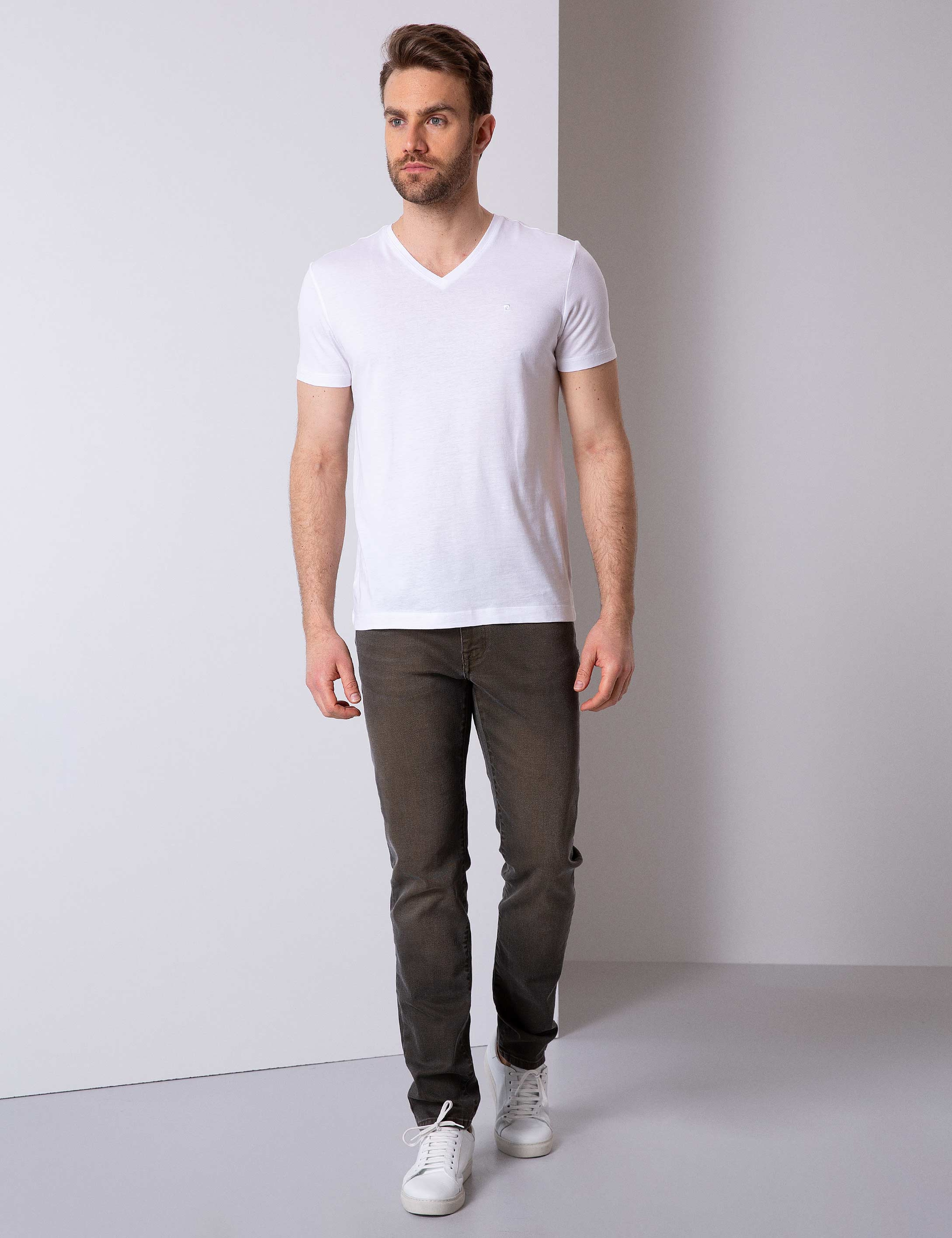 Beyaz Slim Fit V Yaka Basic T-Shirt - Image 2