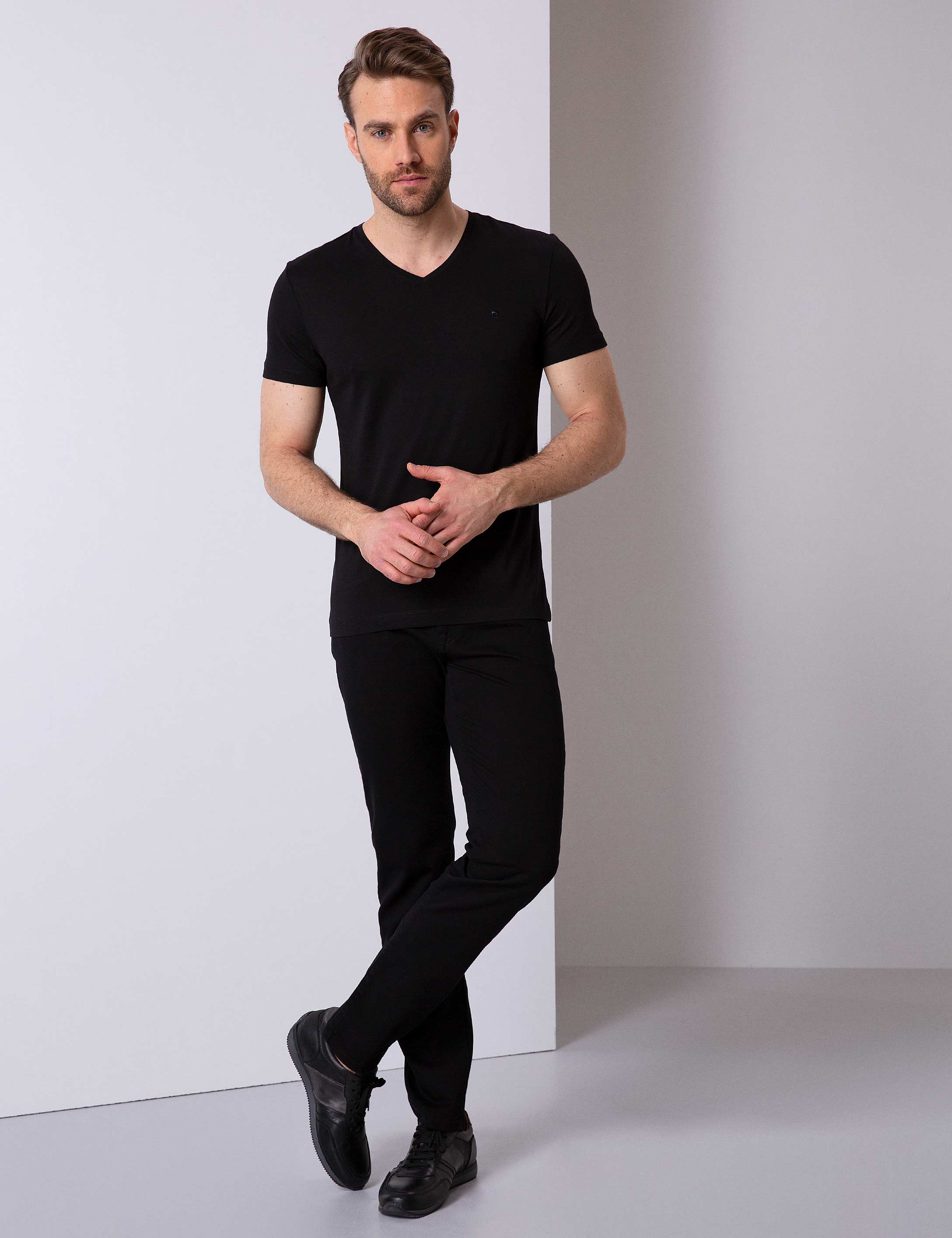 Siyah Slim Fit V Yaka Basic T-Shirt - Image 2