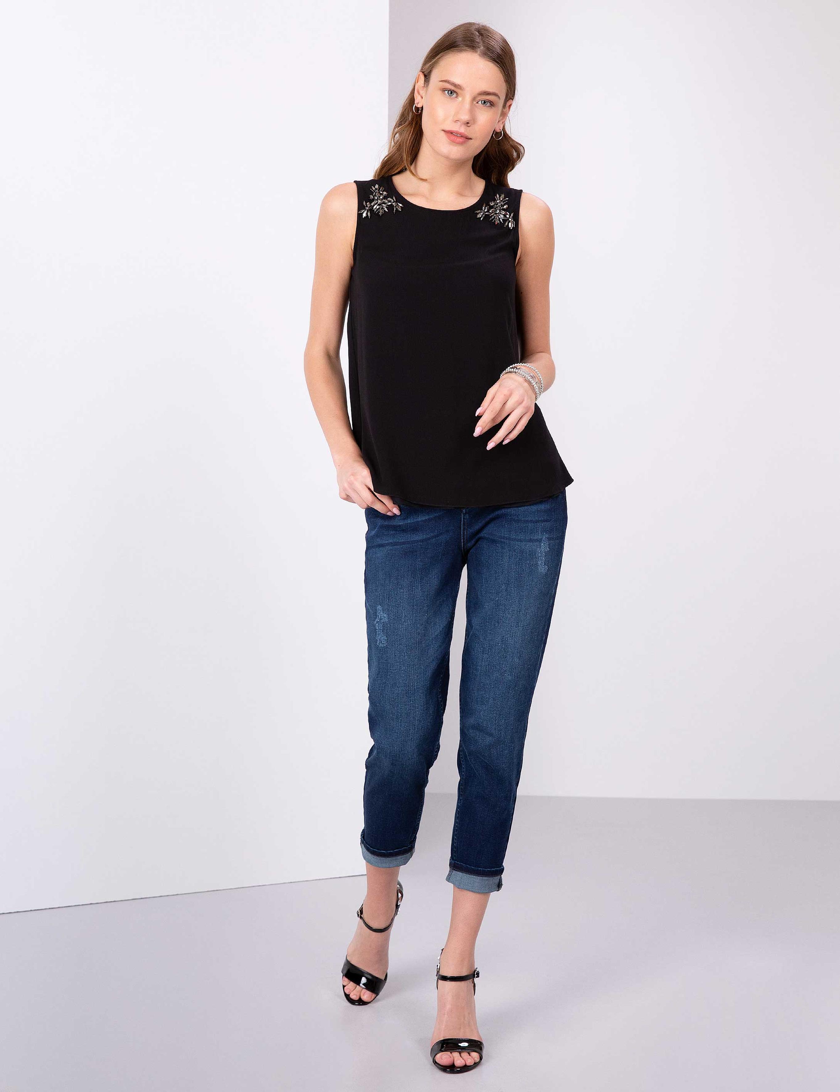 Siyah Taş Detaylı Kolsuz Bluz