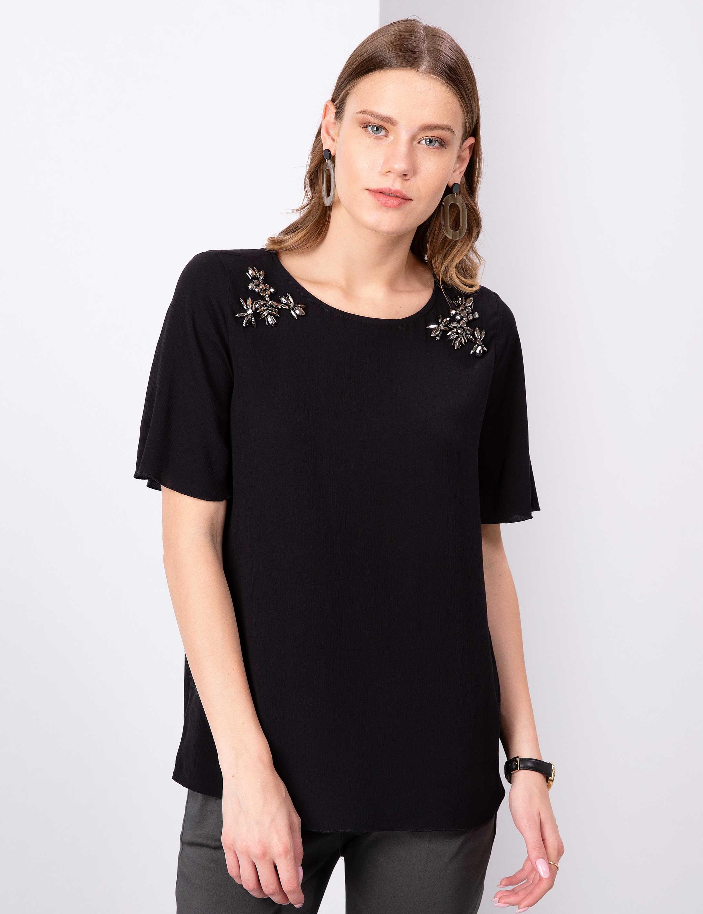 Siyah Taş Detaylı Bluz