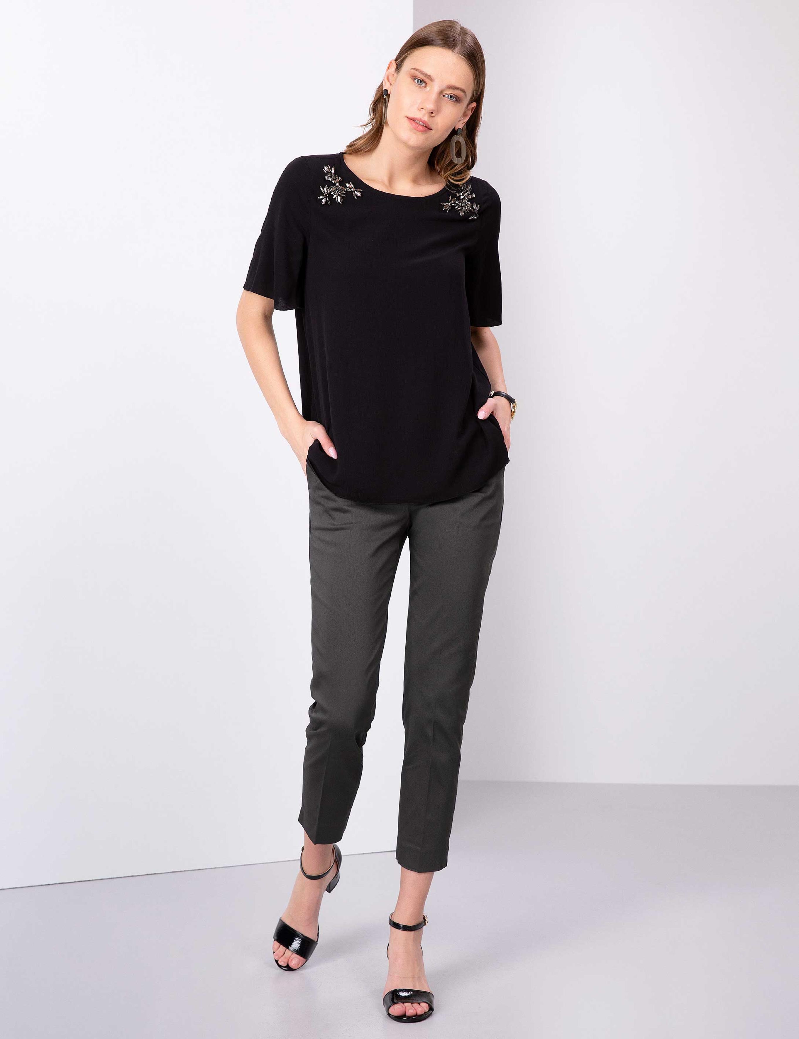 Siyah Taş Detaylı Bluz