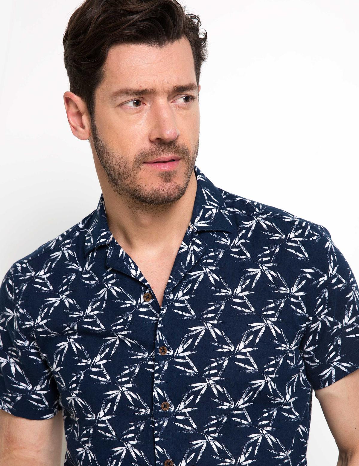 Lacivert Slim Fit Apaş Yaka Kısa Kollu Gömlek