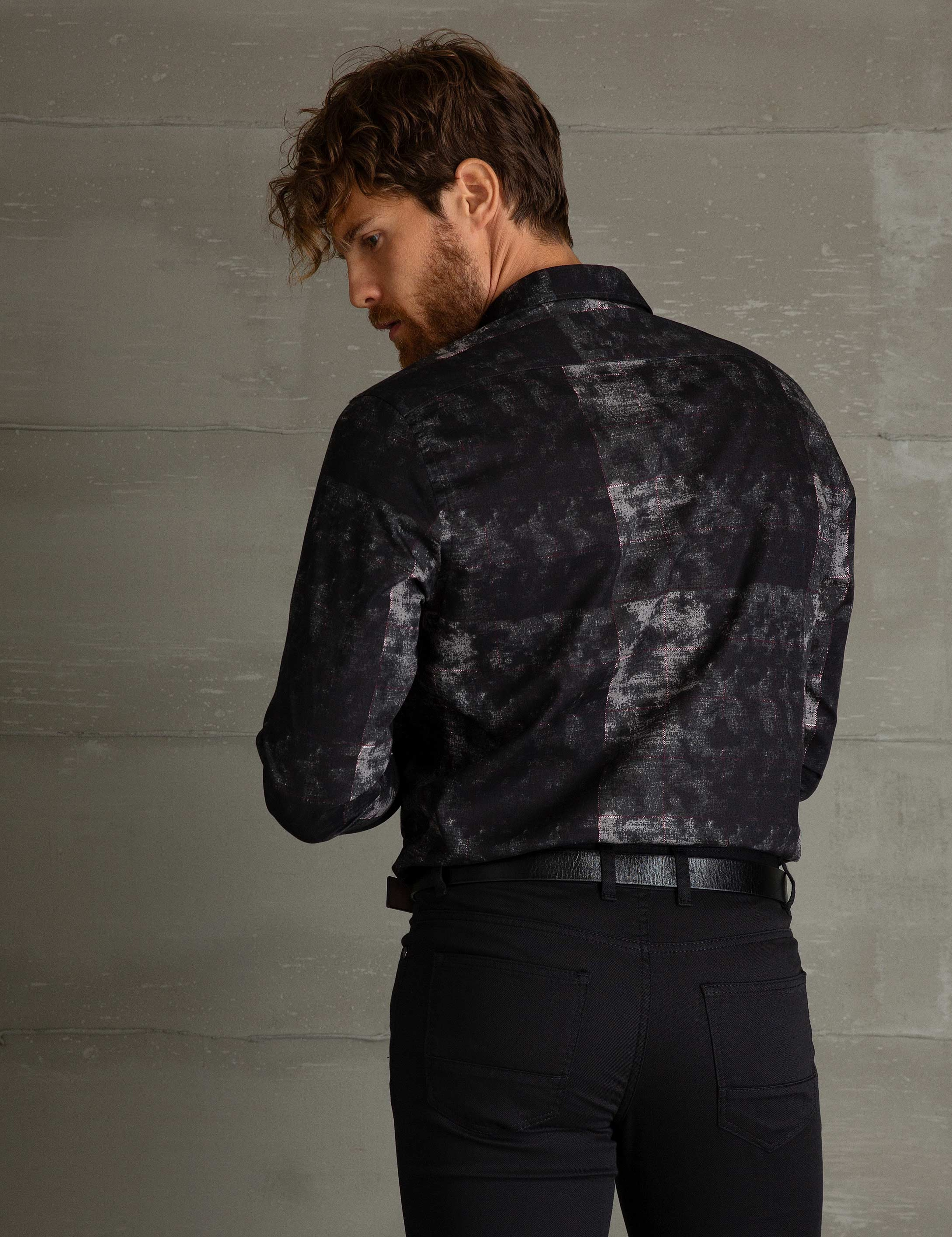 Bordo Detaylı Siyah Regular Fit Gömlek - Image 3