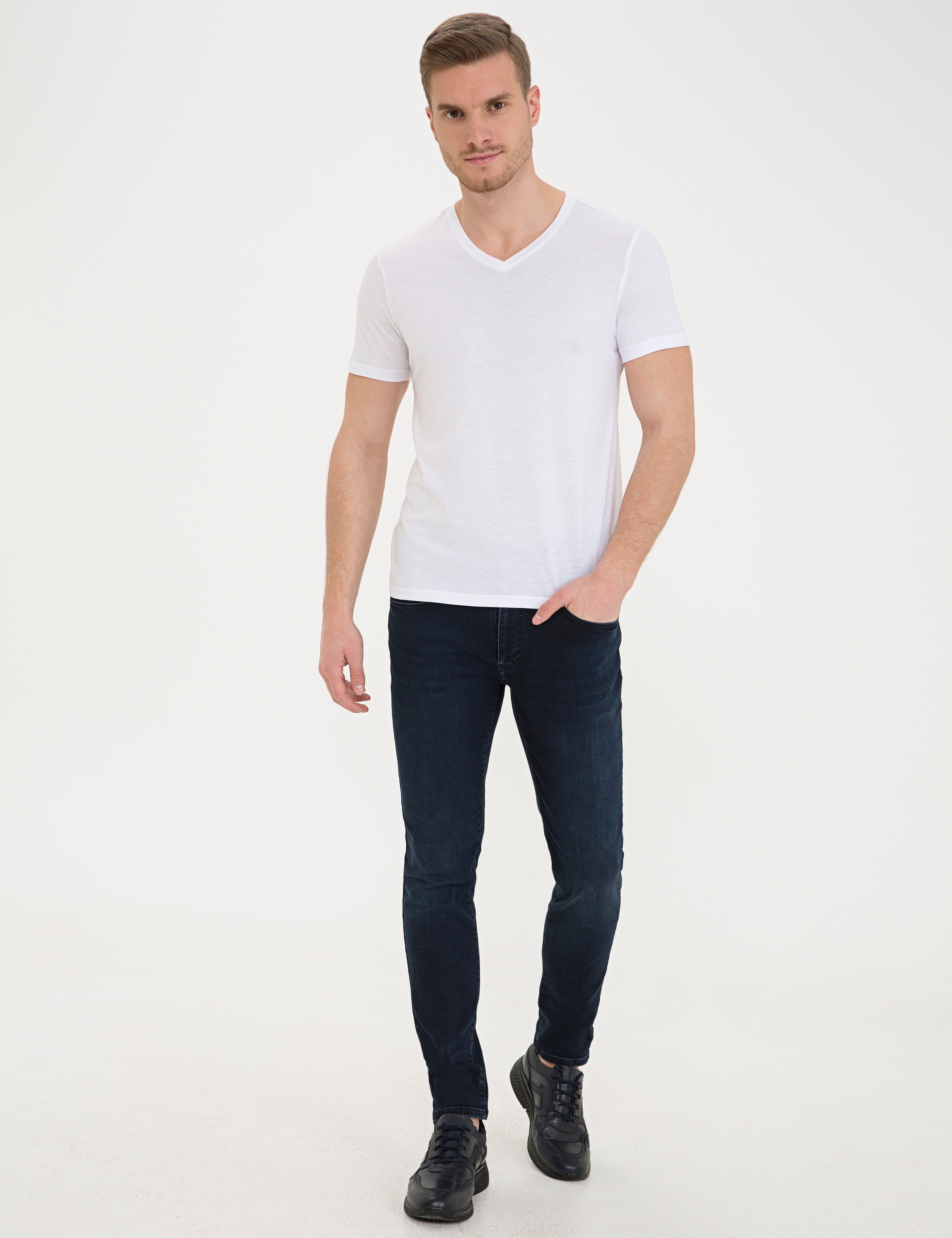Beyaz Slim Fit V Yaka Basic Tişört
