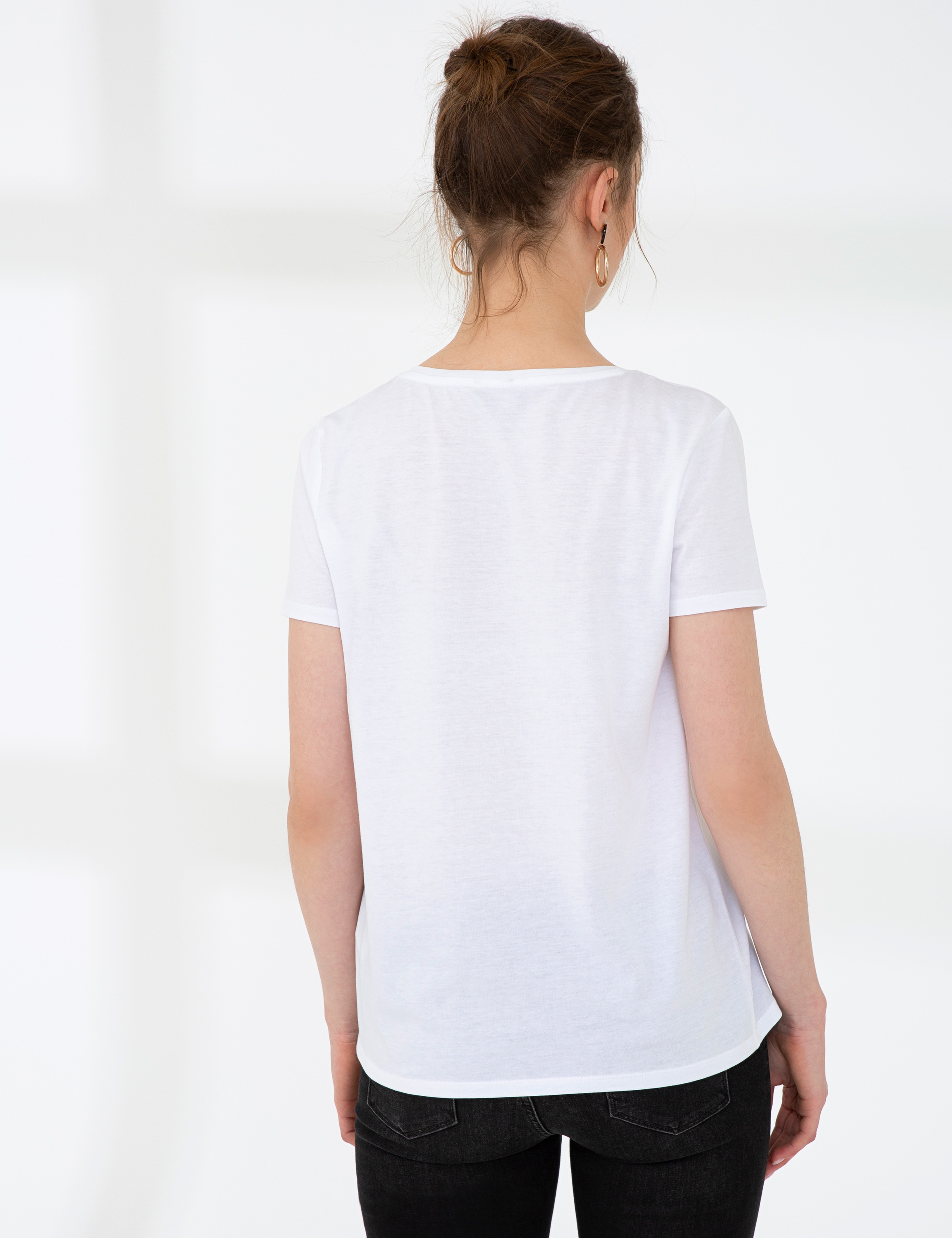 Beyaz Regular Fit V Yaka Tişört - Image 4
