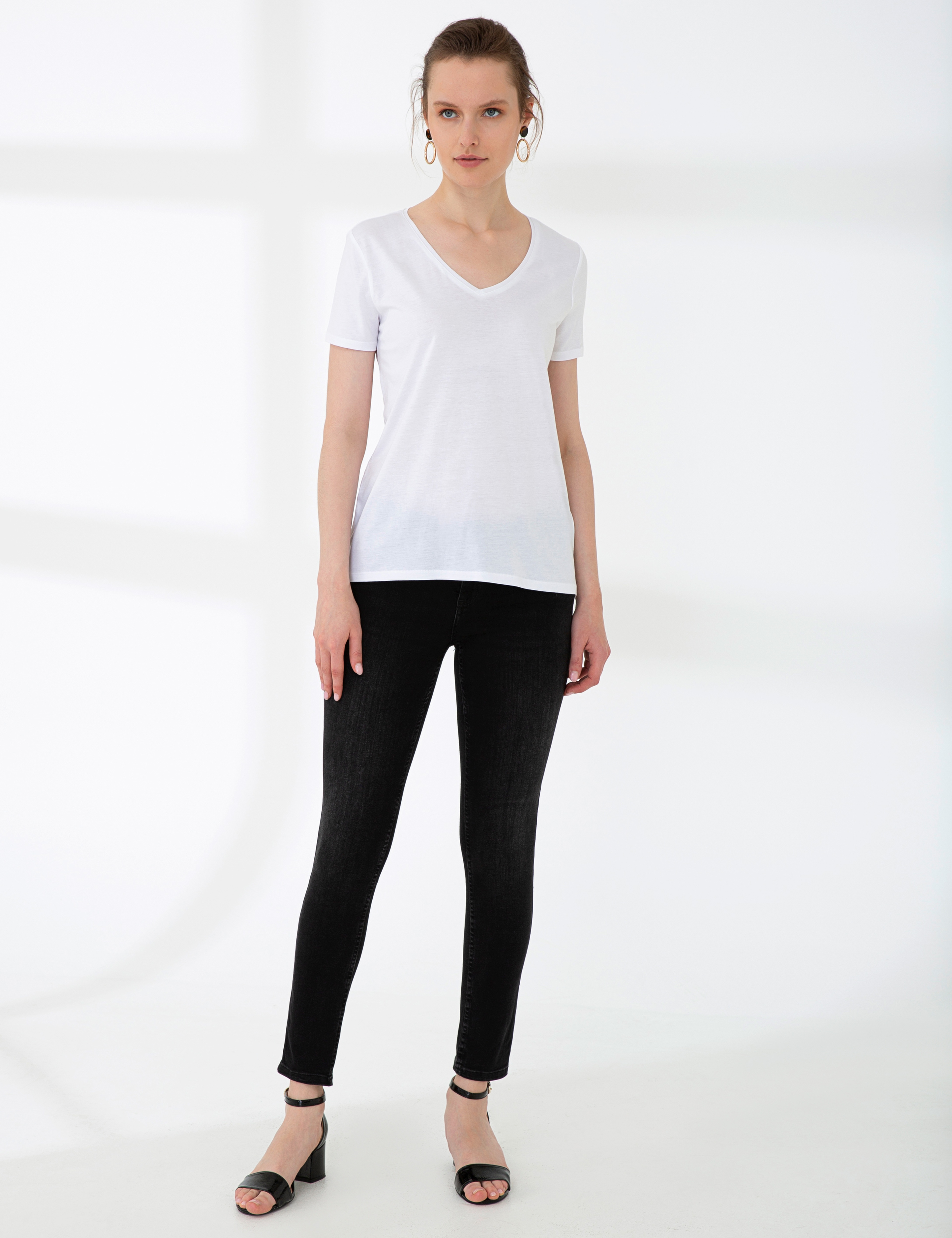 Beyaz Regular Fit V Yaka Tişört - Image 5