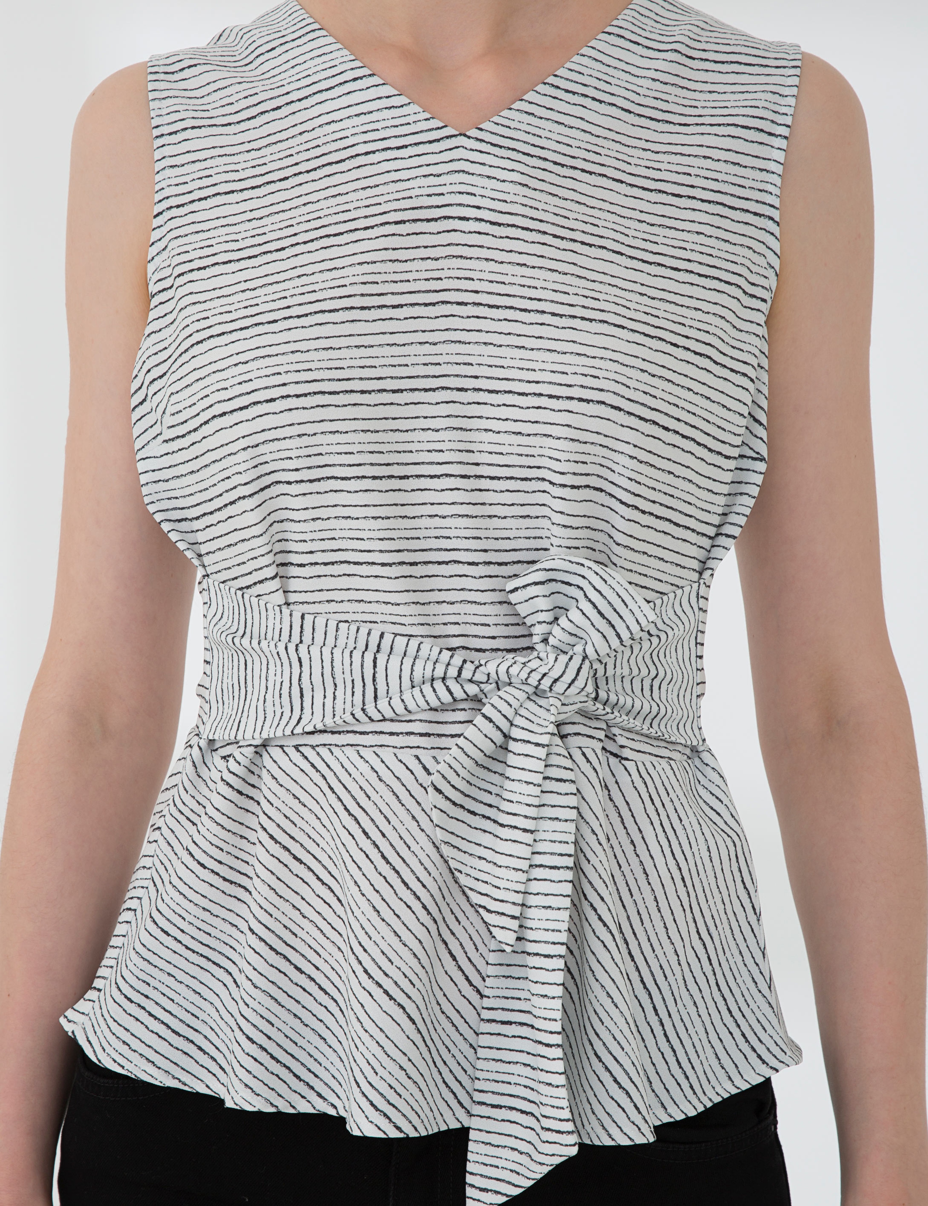 Beyaz Slim Fit Kolsuz Bluz