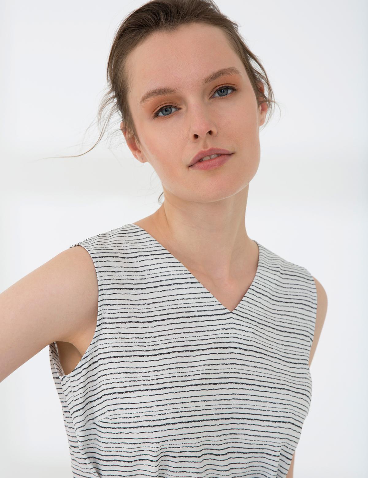 Beyaz Slim Fit Kolsuz Bluz - 50202836005