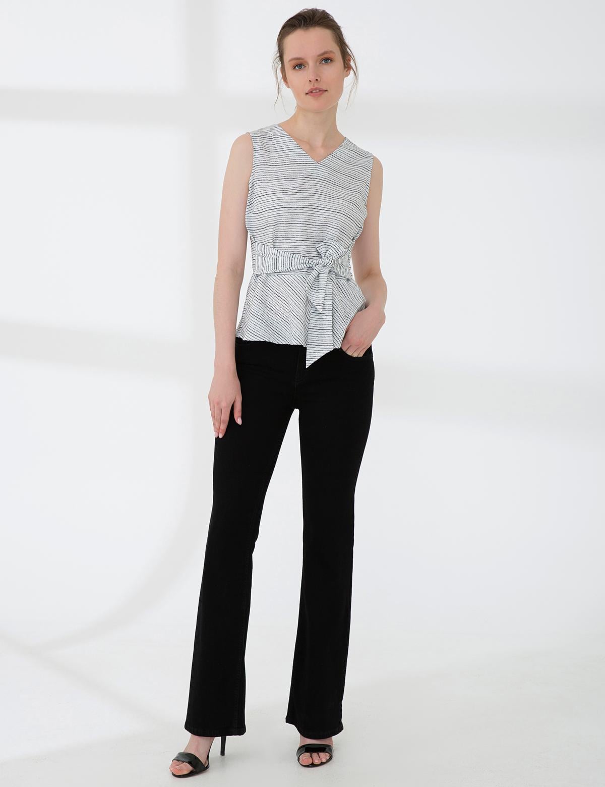 Beyaz Slim Fit Kolsuz Bluz - 50202836005