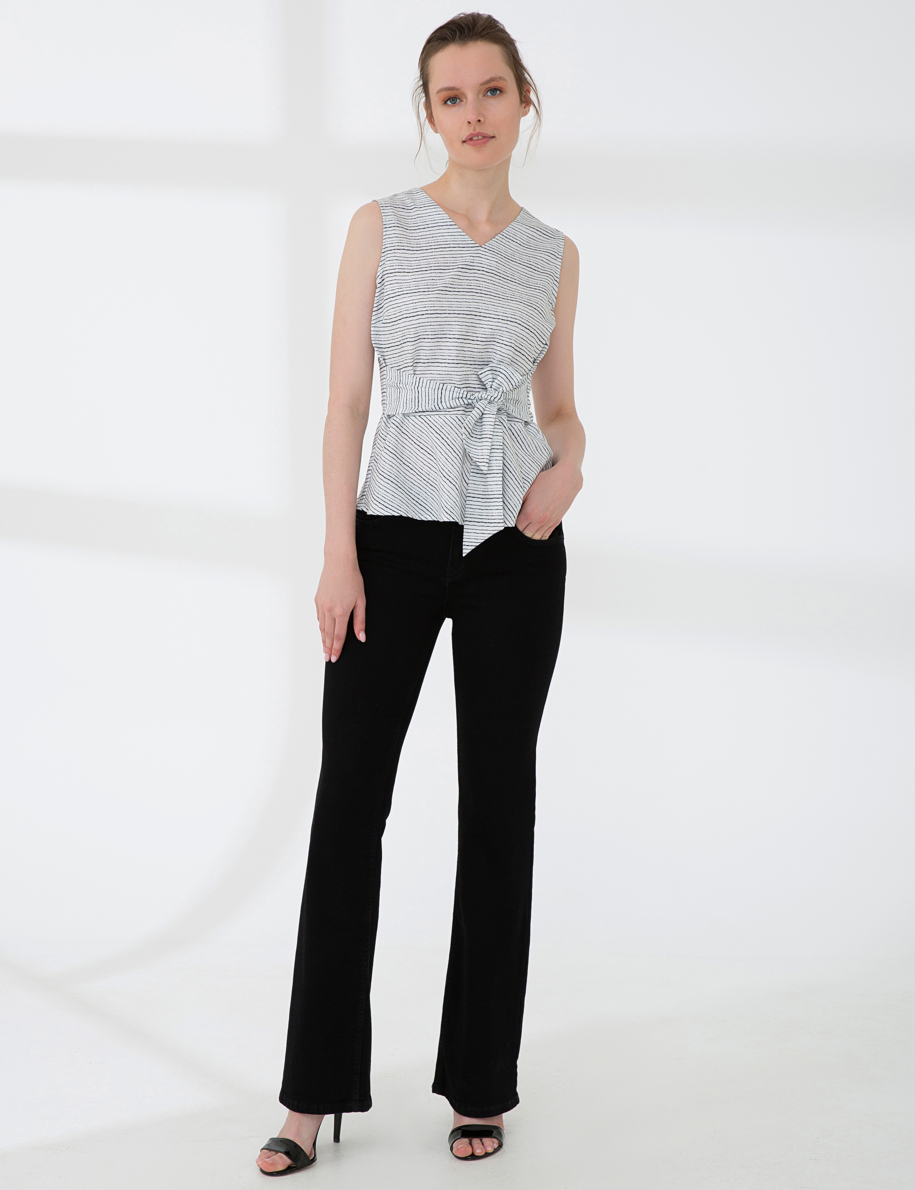 Beyaz Slim Fit Kolsuz Bluz - Image 4