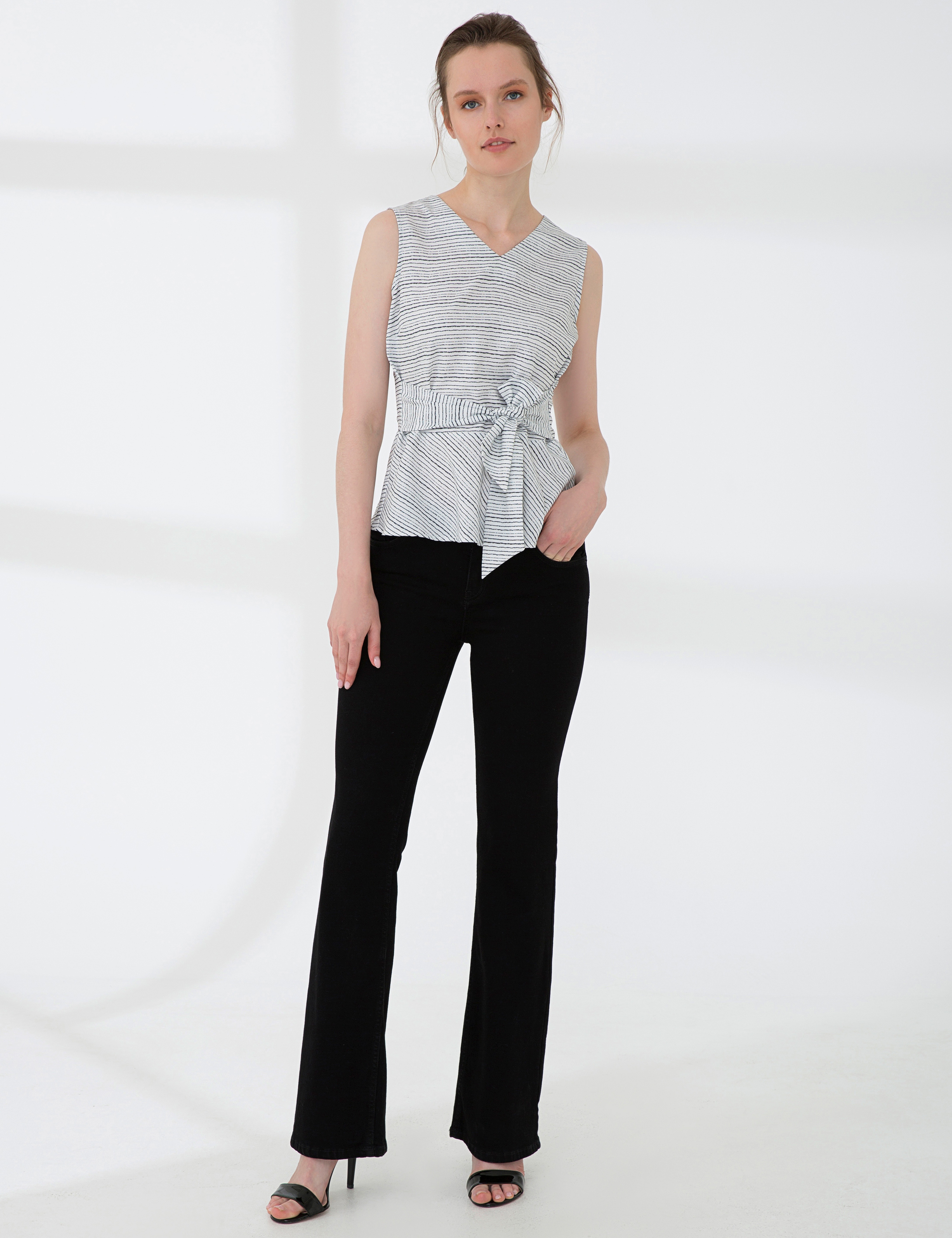 Beyaz Slim Fit Kolsuz Bluz