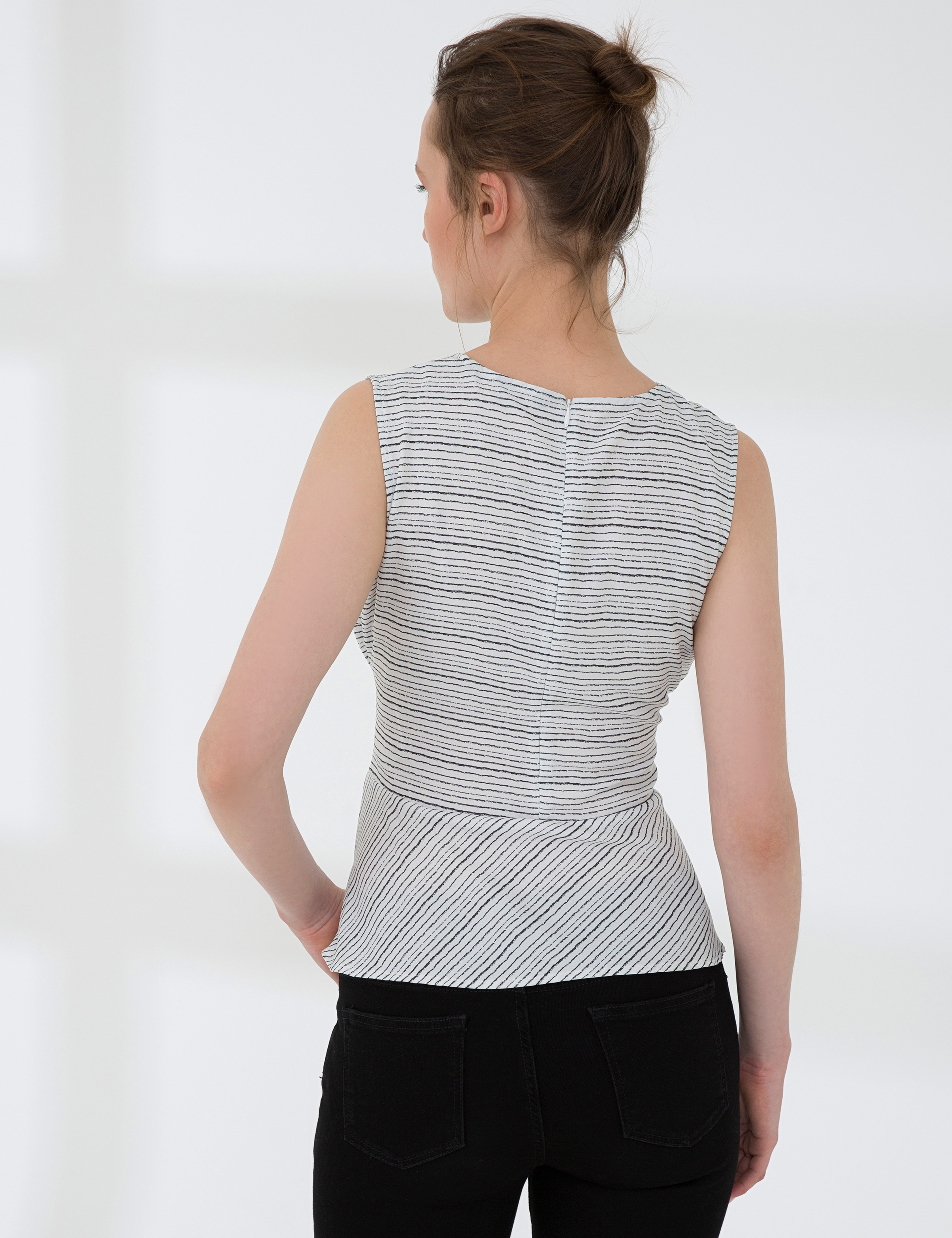 Beyaz Slim Fit Kolsuz Bluz - Image 3
