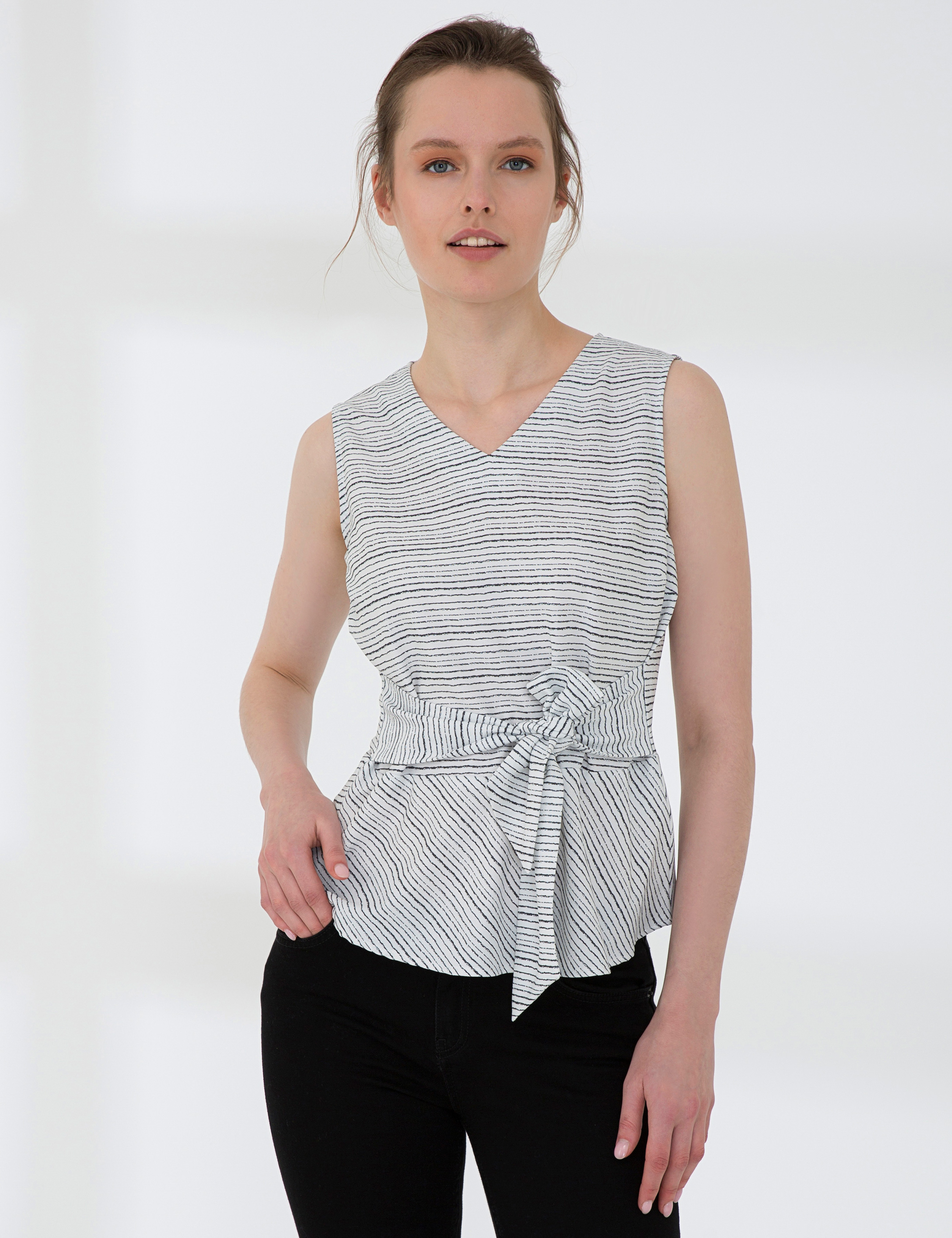 Beyaz Slim Fit Kolsuz Bluz - Image 1