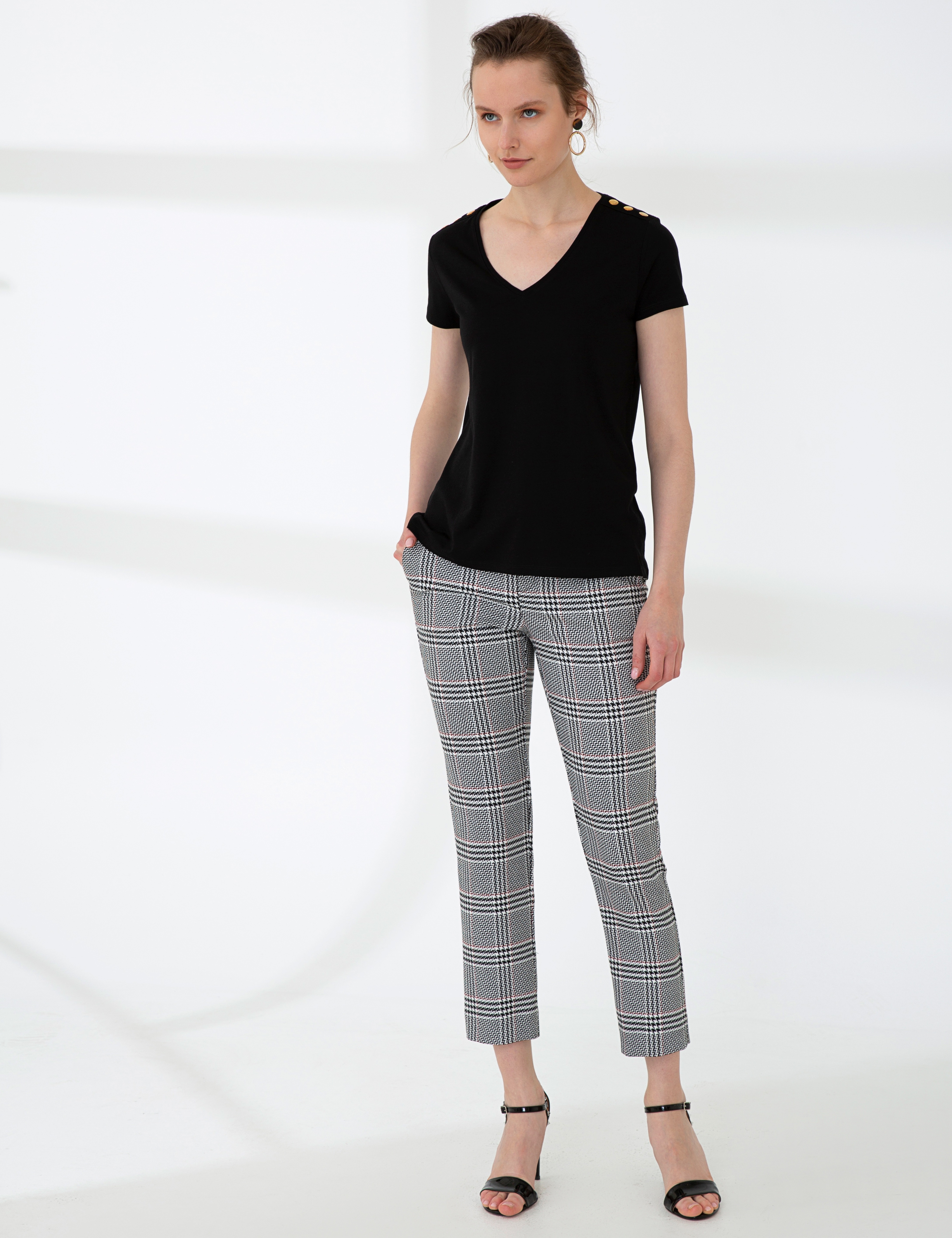 Siyah Standart Fit V Yaka T-Shirt - Image 5
