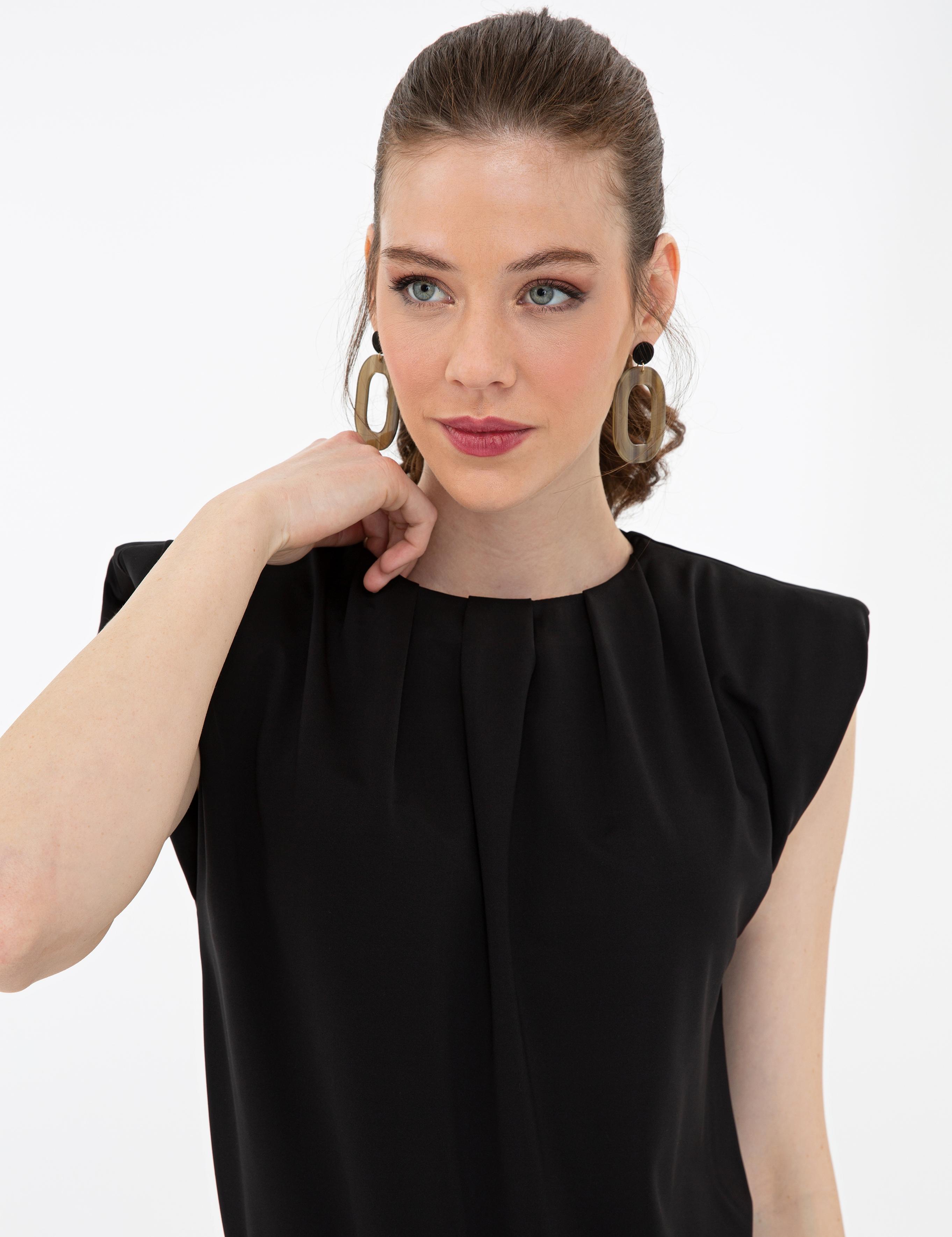 Siyah Standart Fit Bisiklet Yaka Zıbınlı T-Shirt