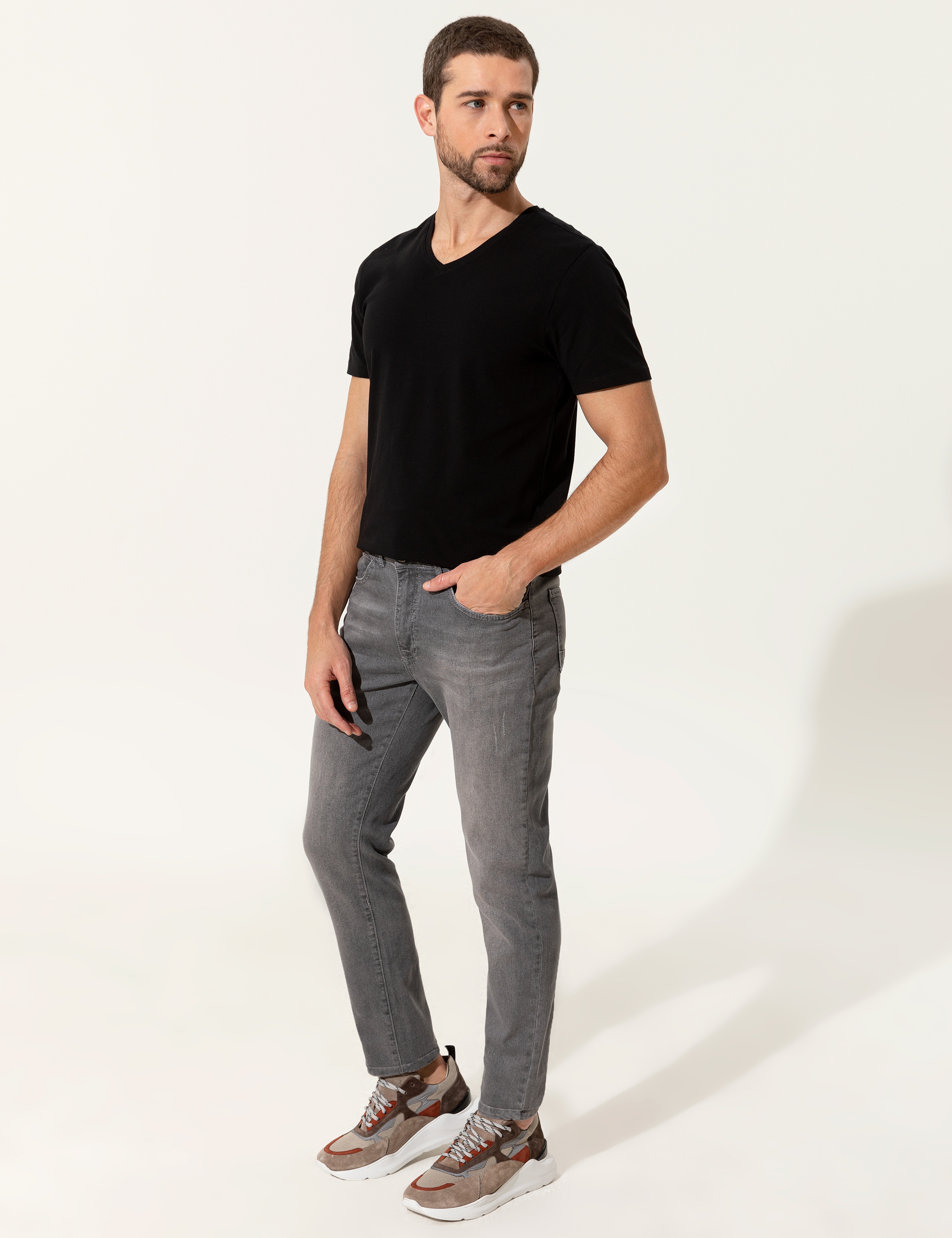 Siyah Slim Fit V - Yaka Basic Tişört - Image 4