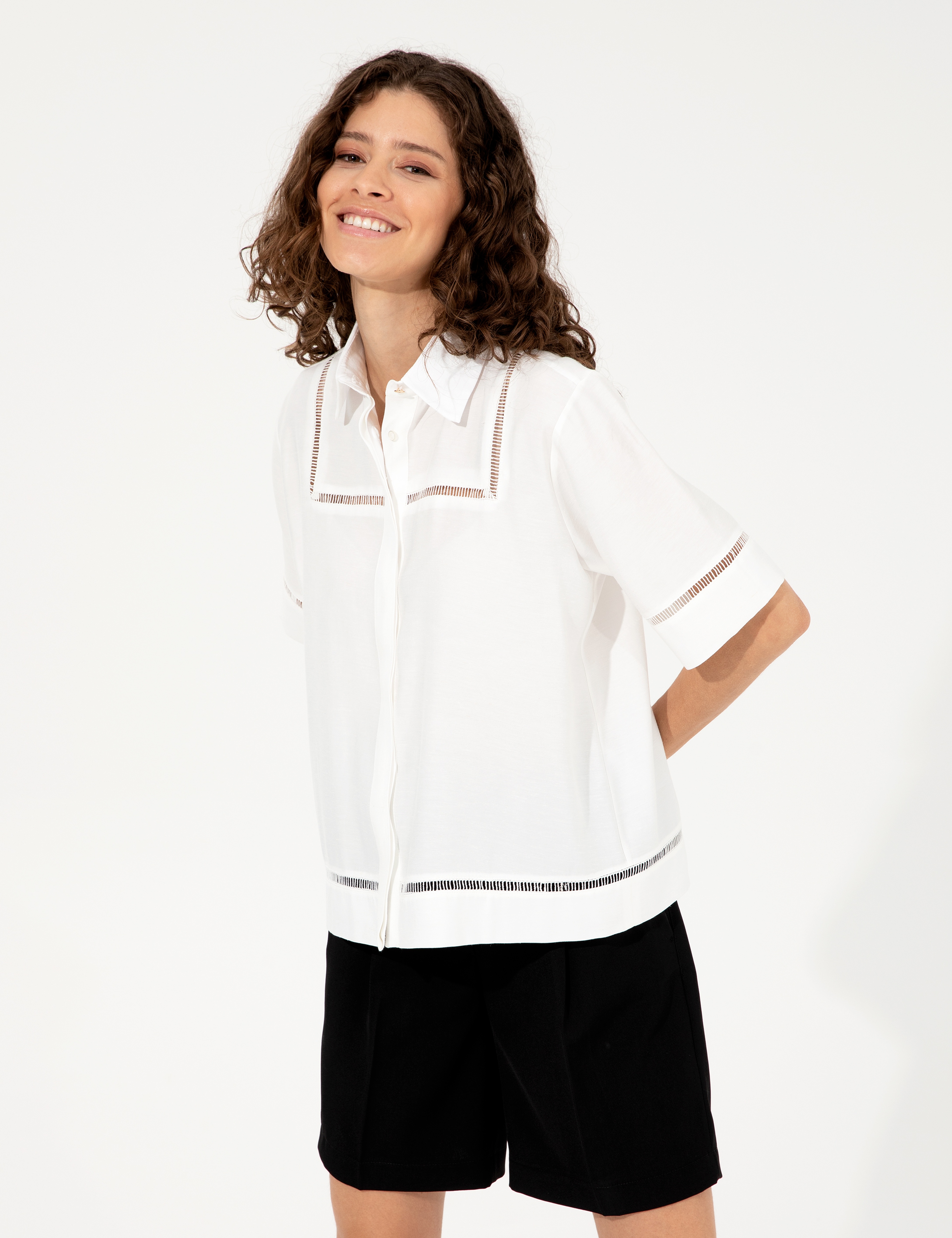 Beyaz Comfort Fit Kısa Kollu Gömlek - Image 3
