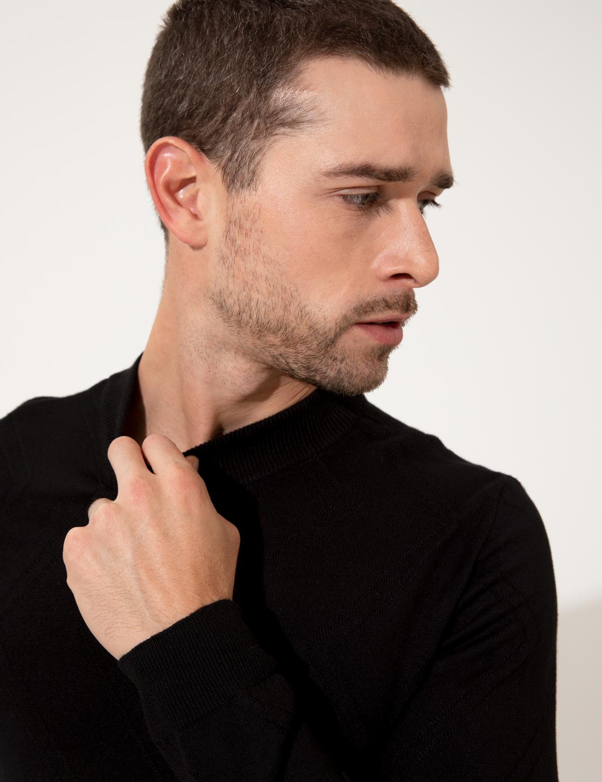 Siyah Slim Fit Çeyrek Yaka Triko Kazak - 50241453017