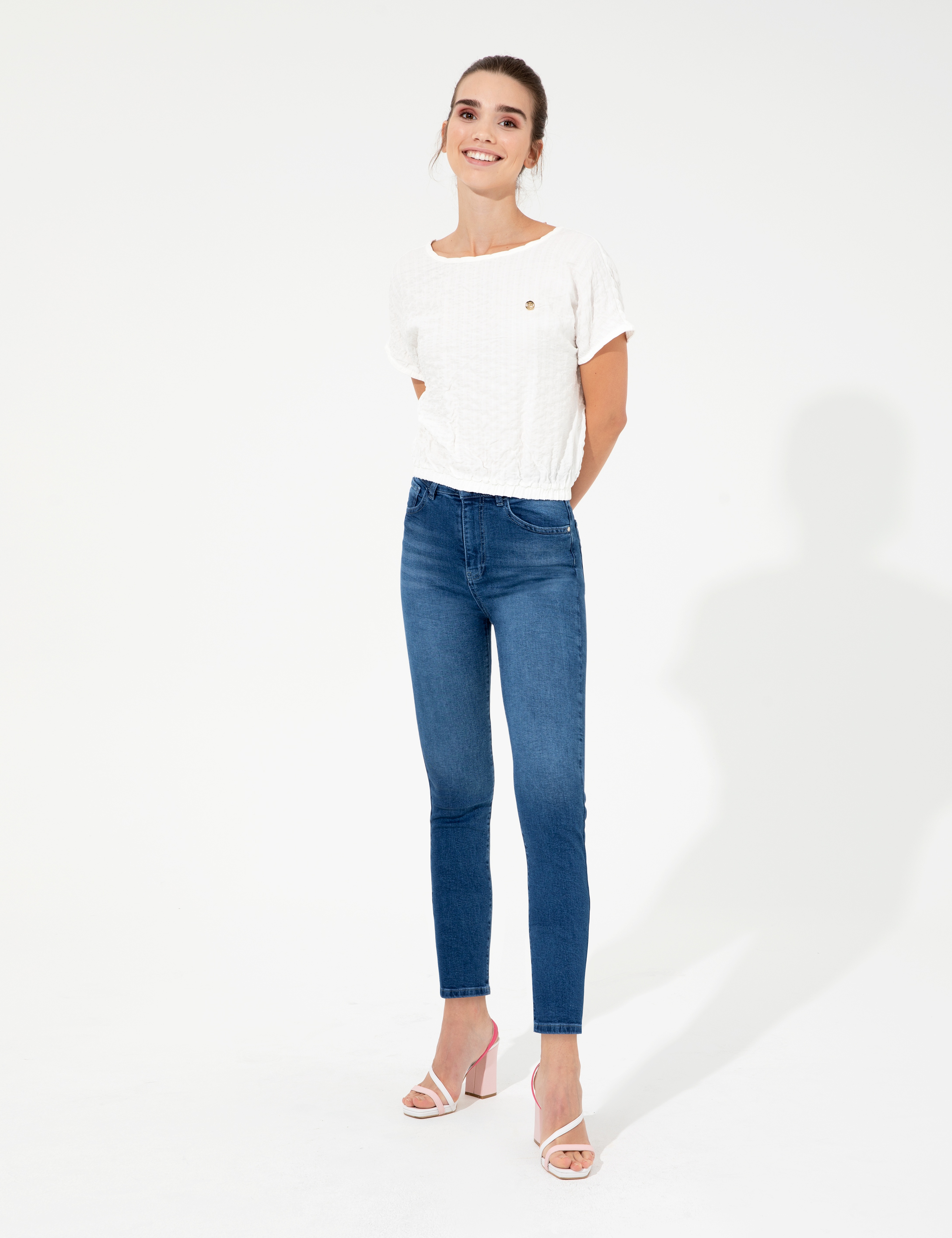 Beyaz Crop Top Kısa Kollu Bluz - Image 4