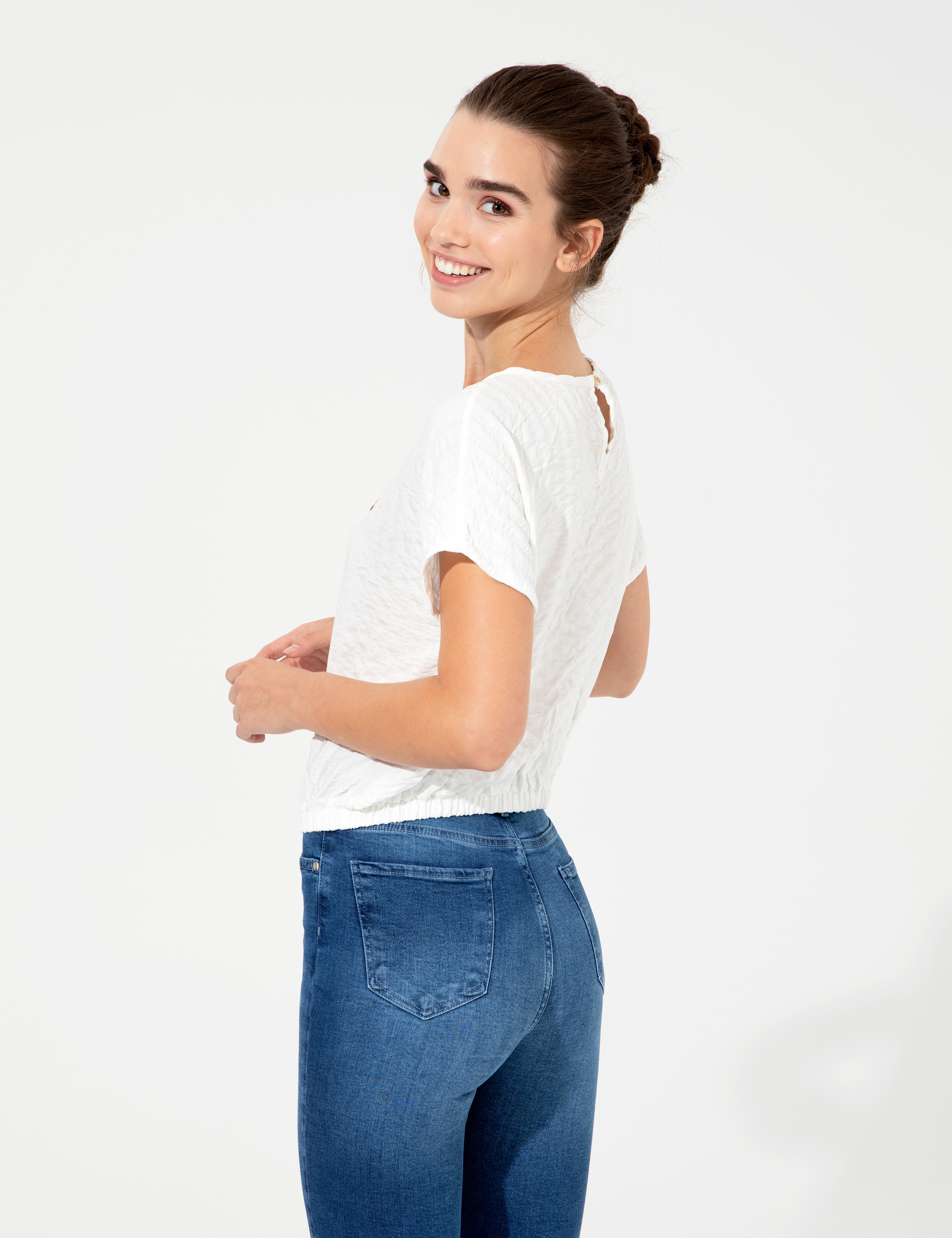 Beyaz Crop Top Kısa Kollu Bluz - Image 5