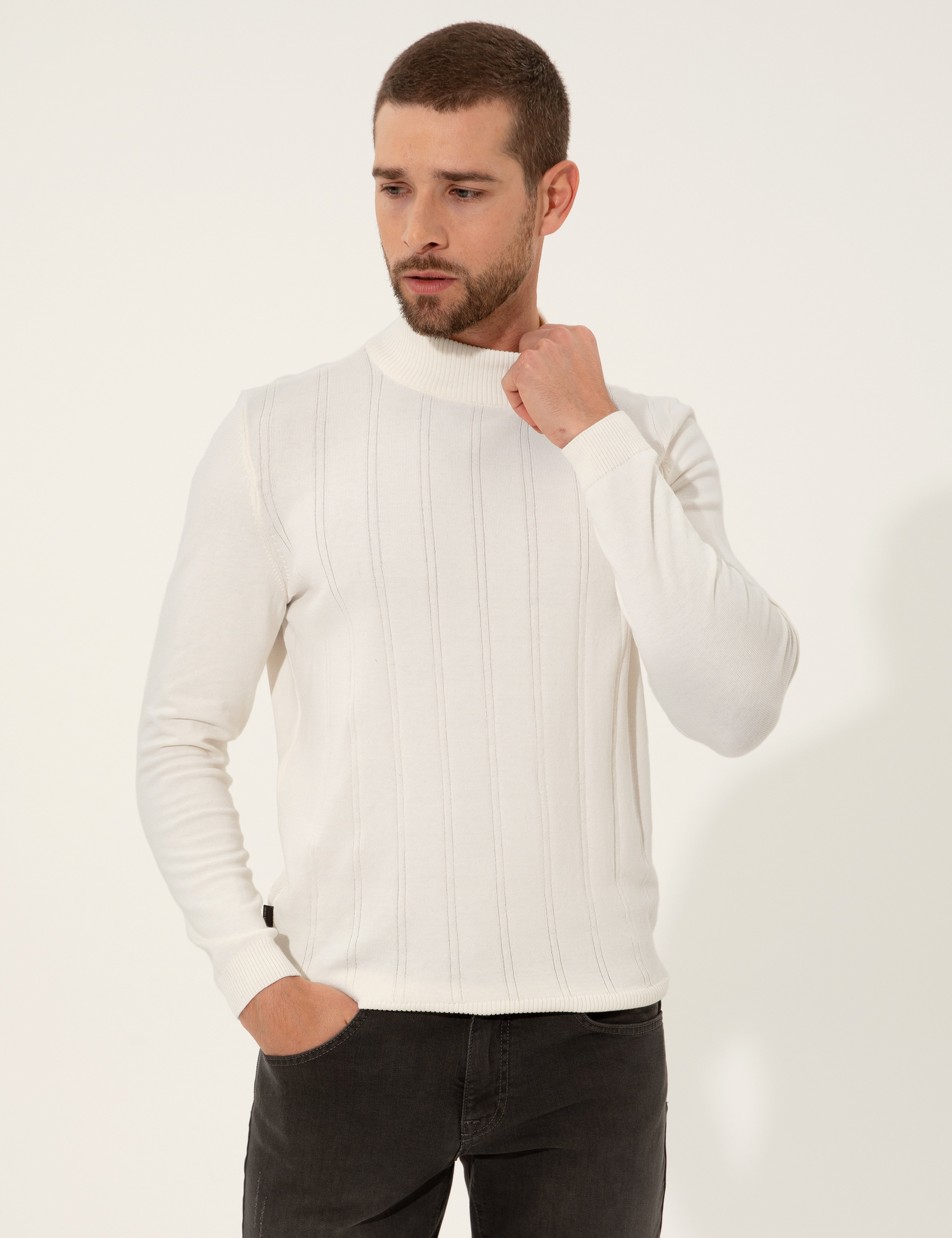 Krem Slim Fit Yarım Balıkçı Yaka Triko Kazak