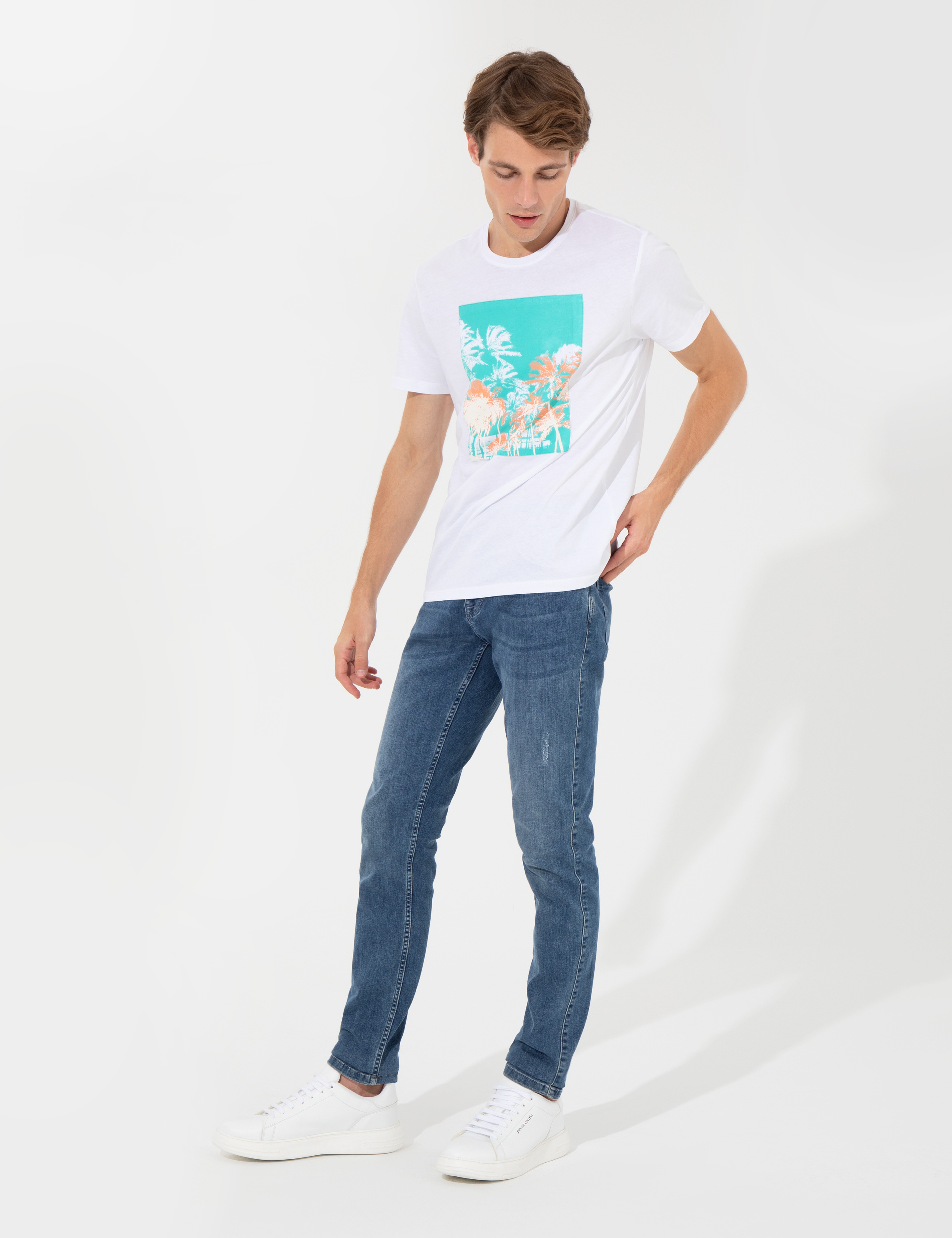 Beyaz Slim Fit Baskılı Bisiklet Yaka Tişört