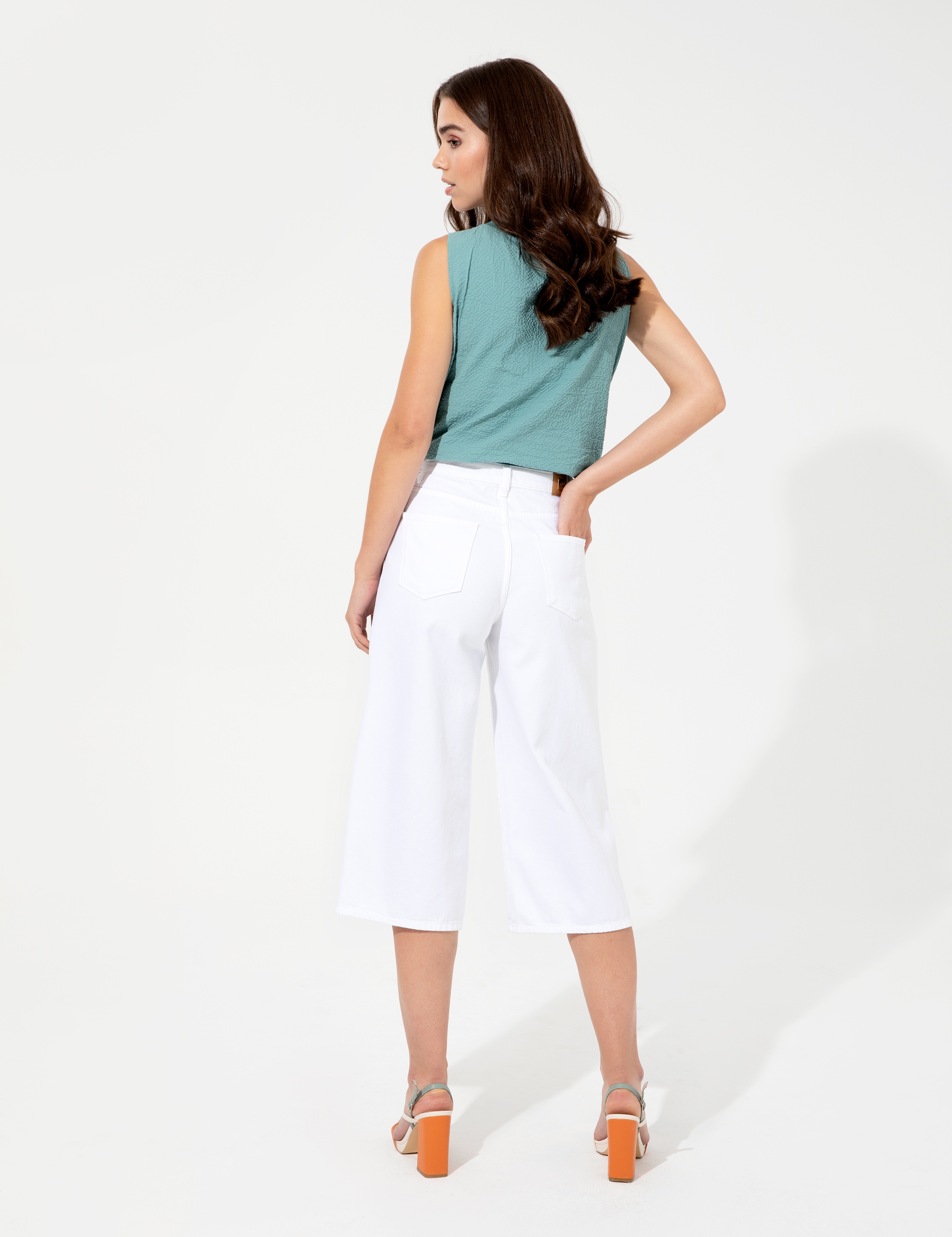 Beyaz Flare Cropped Kanvas Pantolon - Image 4