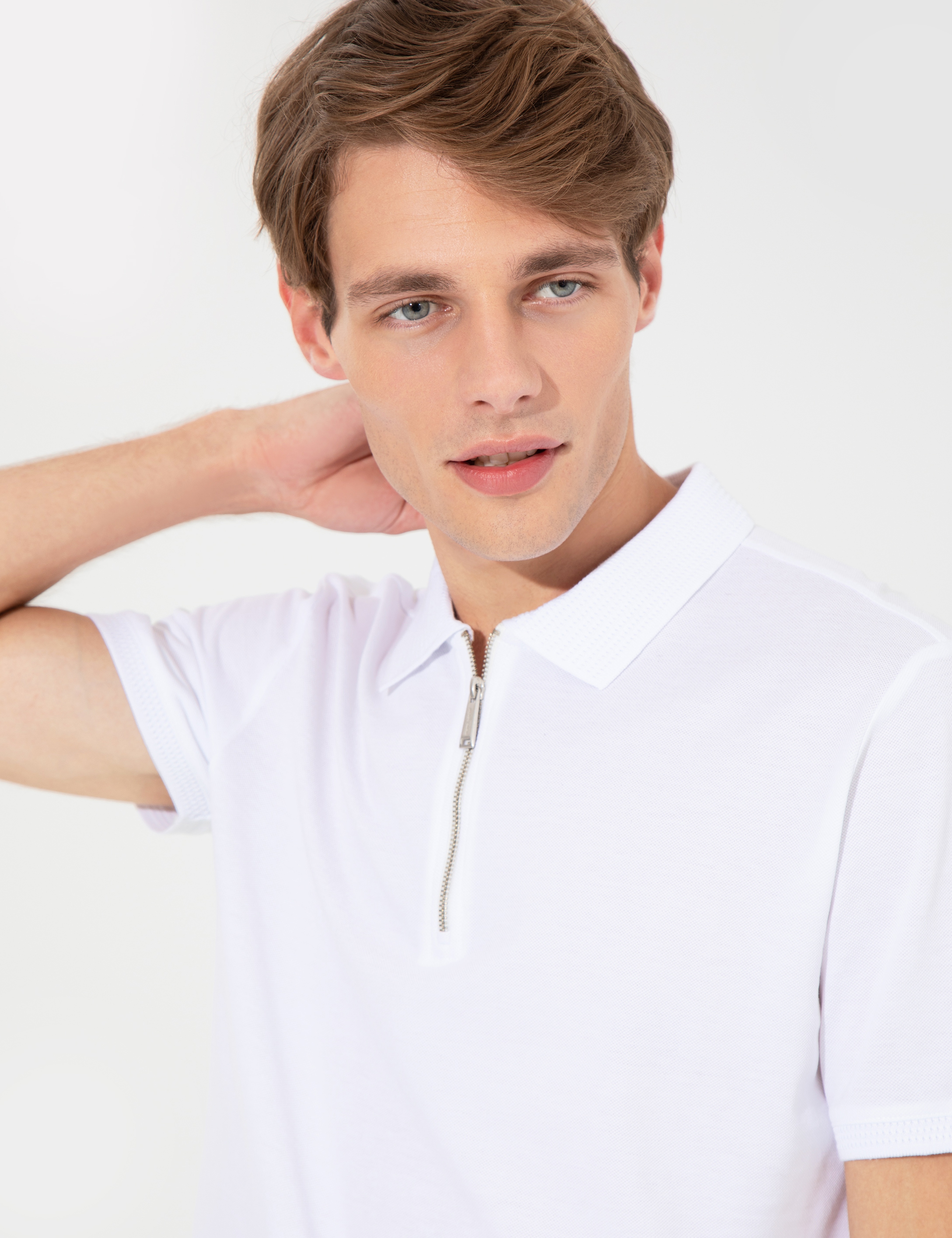 Beyaz Slim Fit Fermuarlı Polo Yaka Tişört