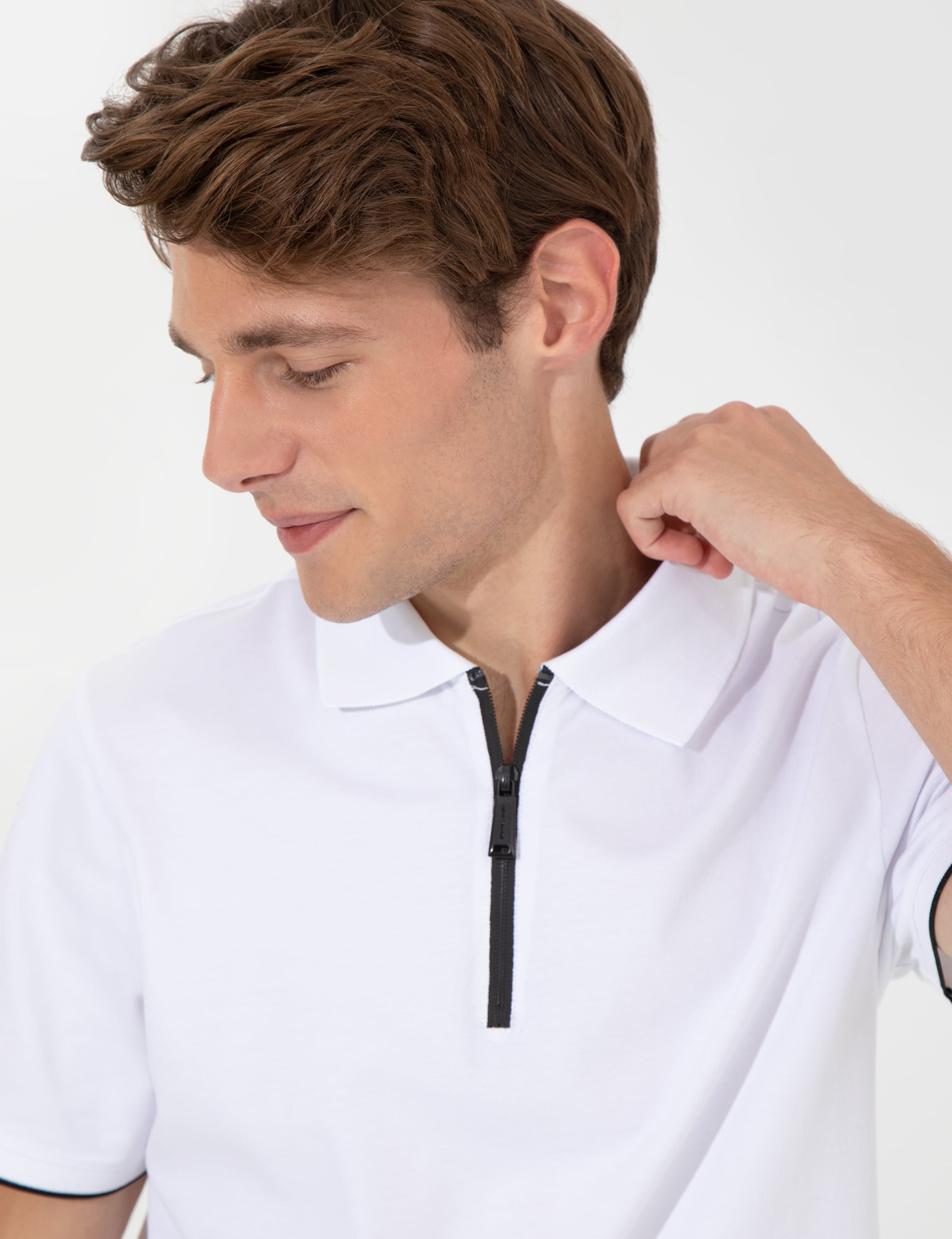 Beyaz Slim Fit Fermuarlı Polo Yaka Tişört