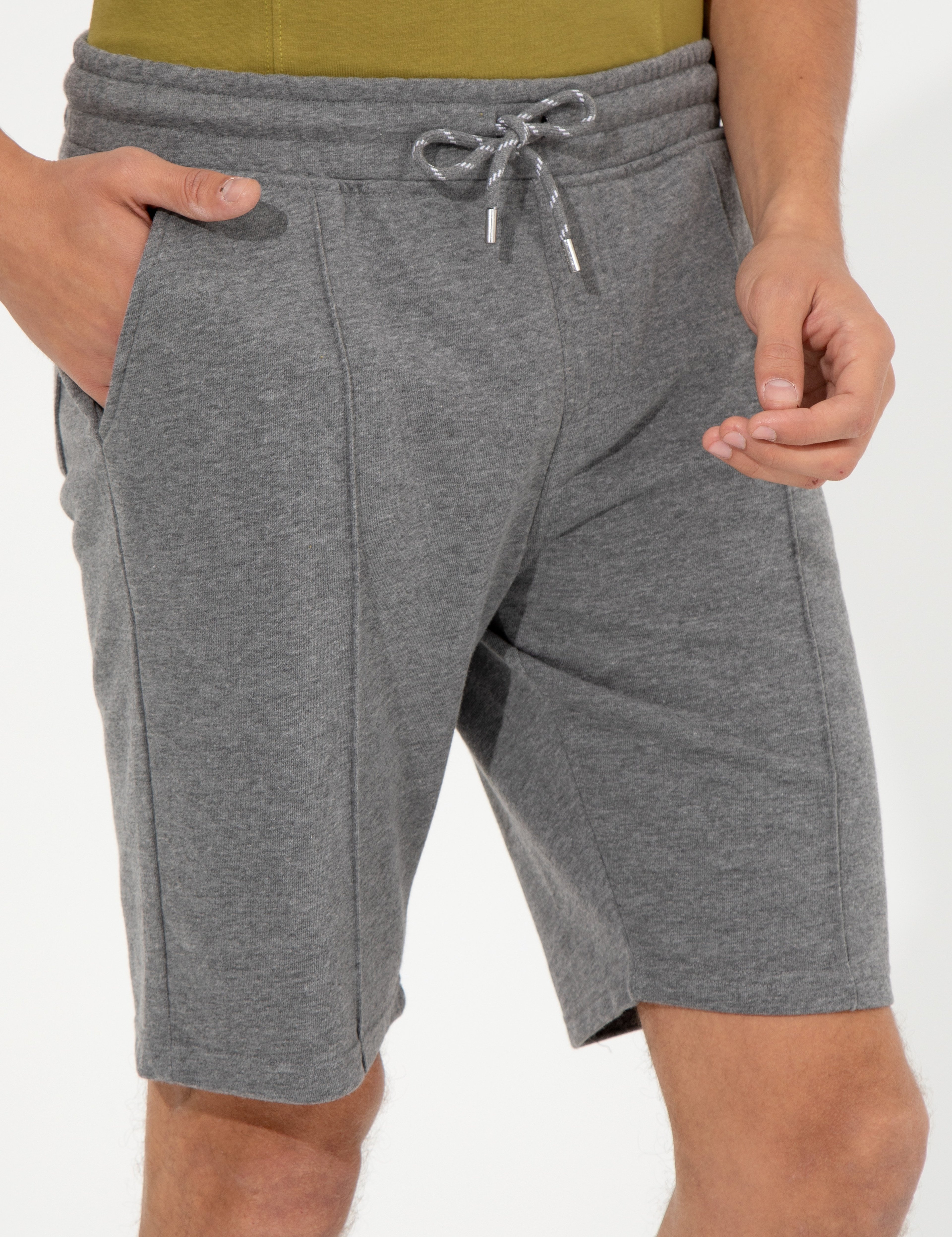 Gri Melanj Standart Fit Örme Şort - Image 5