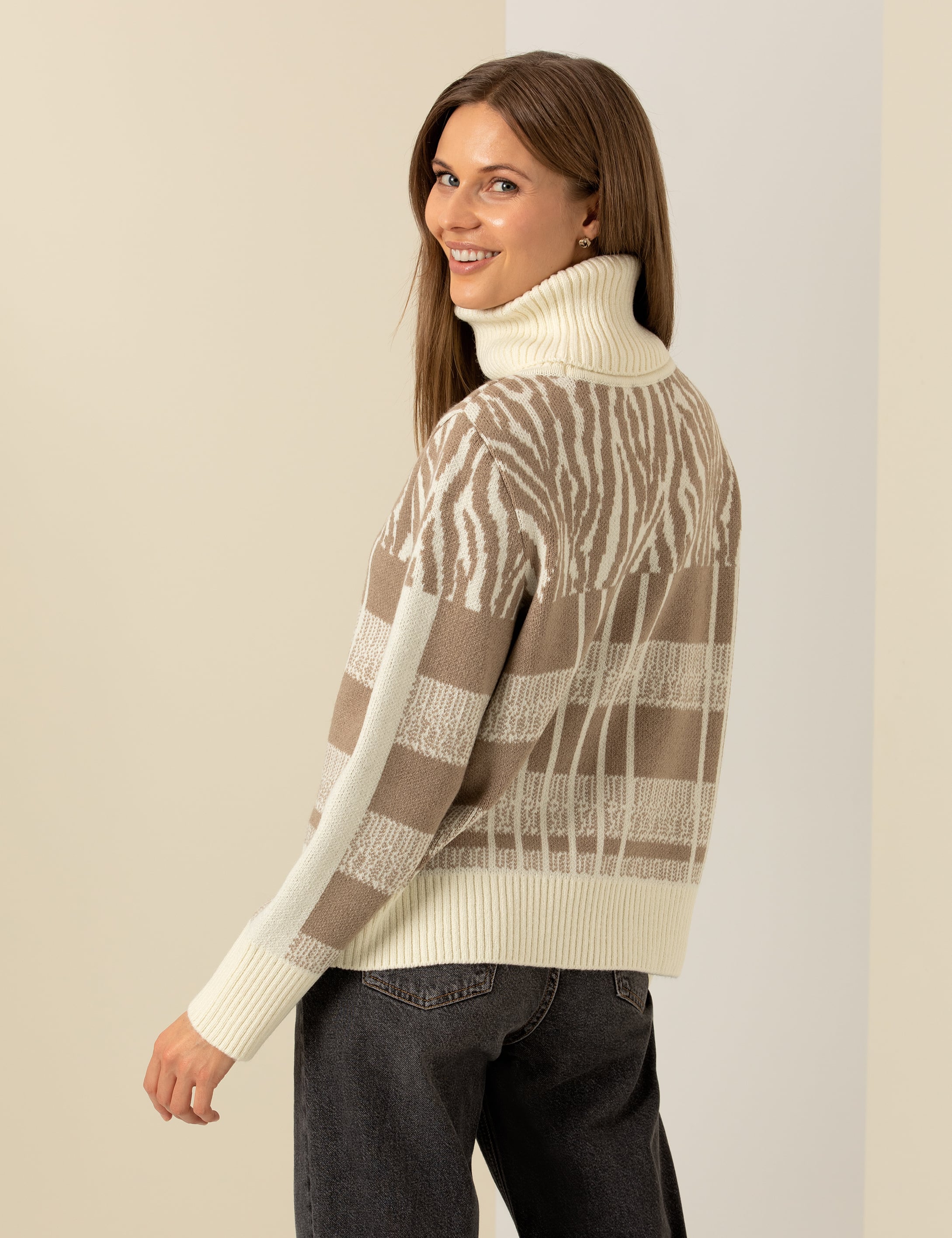 Ekru Comfort Fit Balıkçı Yaka Kazak - Image 5