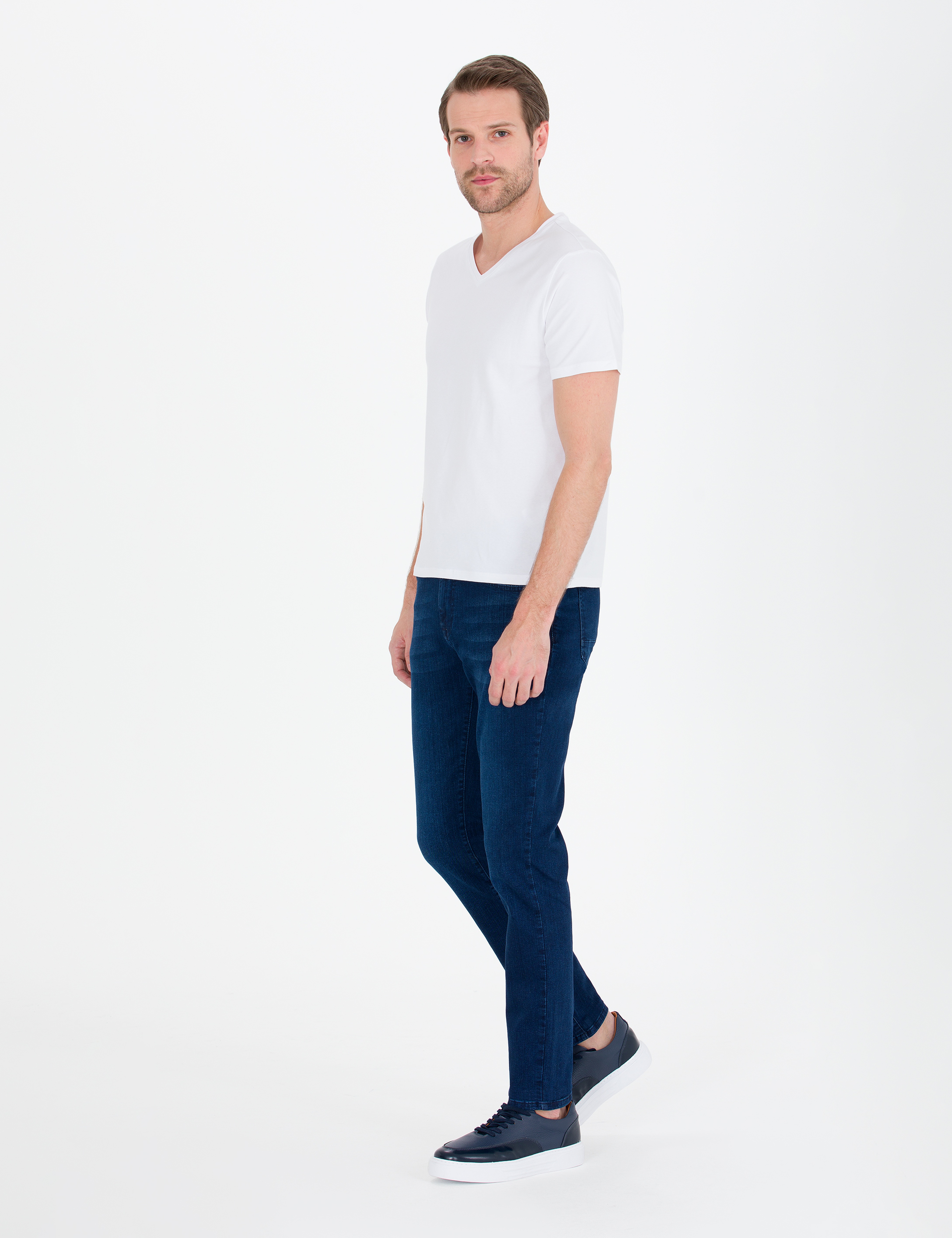 Beyaz Slim Fit V Yaka Basic Tişört - Image 4