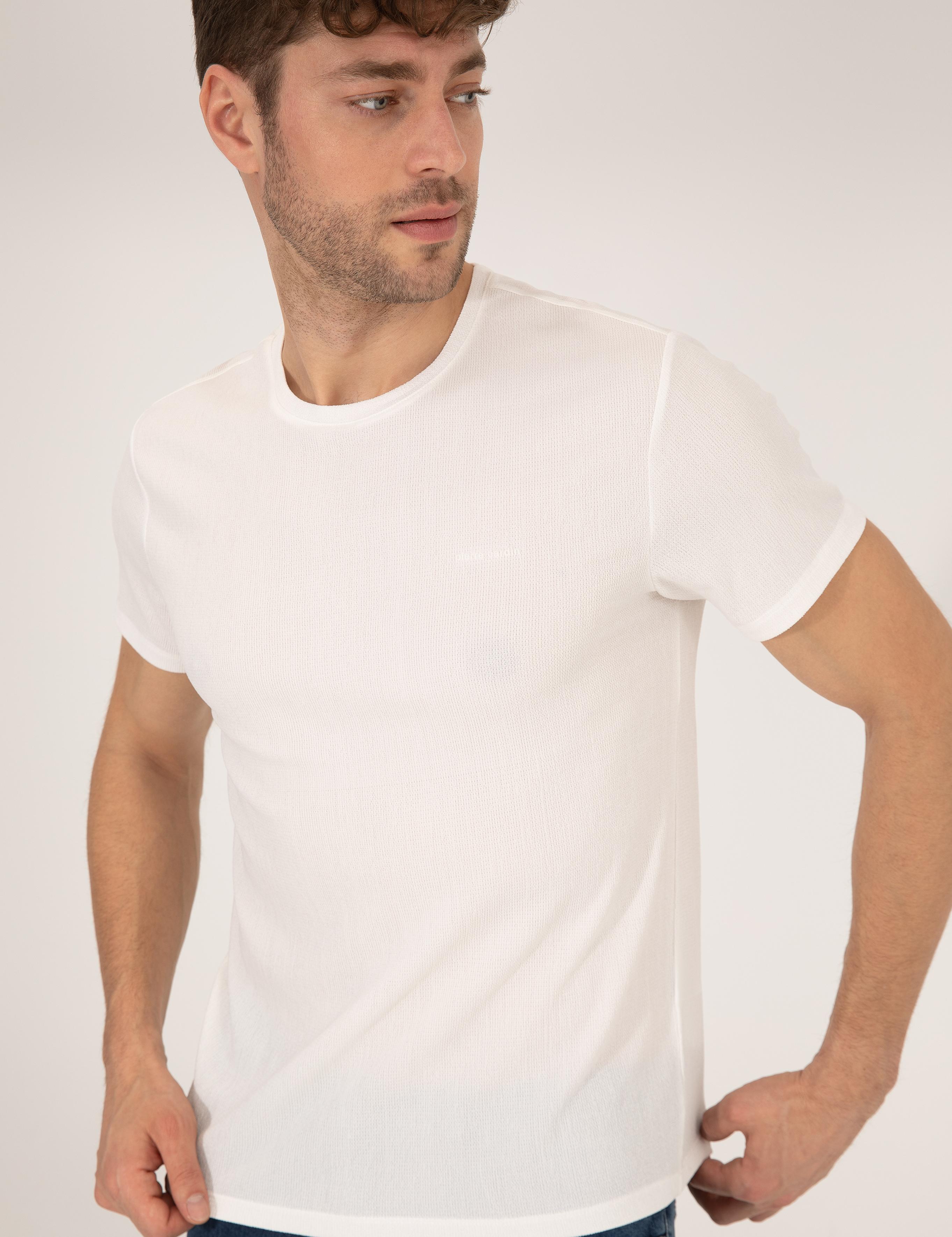 Ekru Slim Fit Dokulu Bisiklet Yaka Tişört