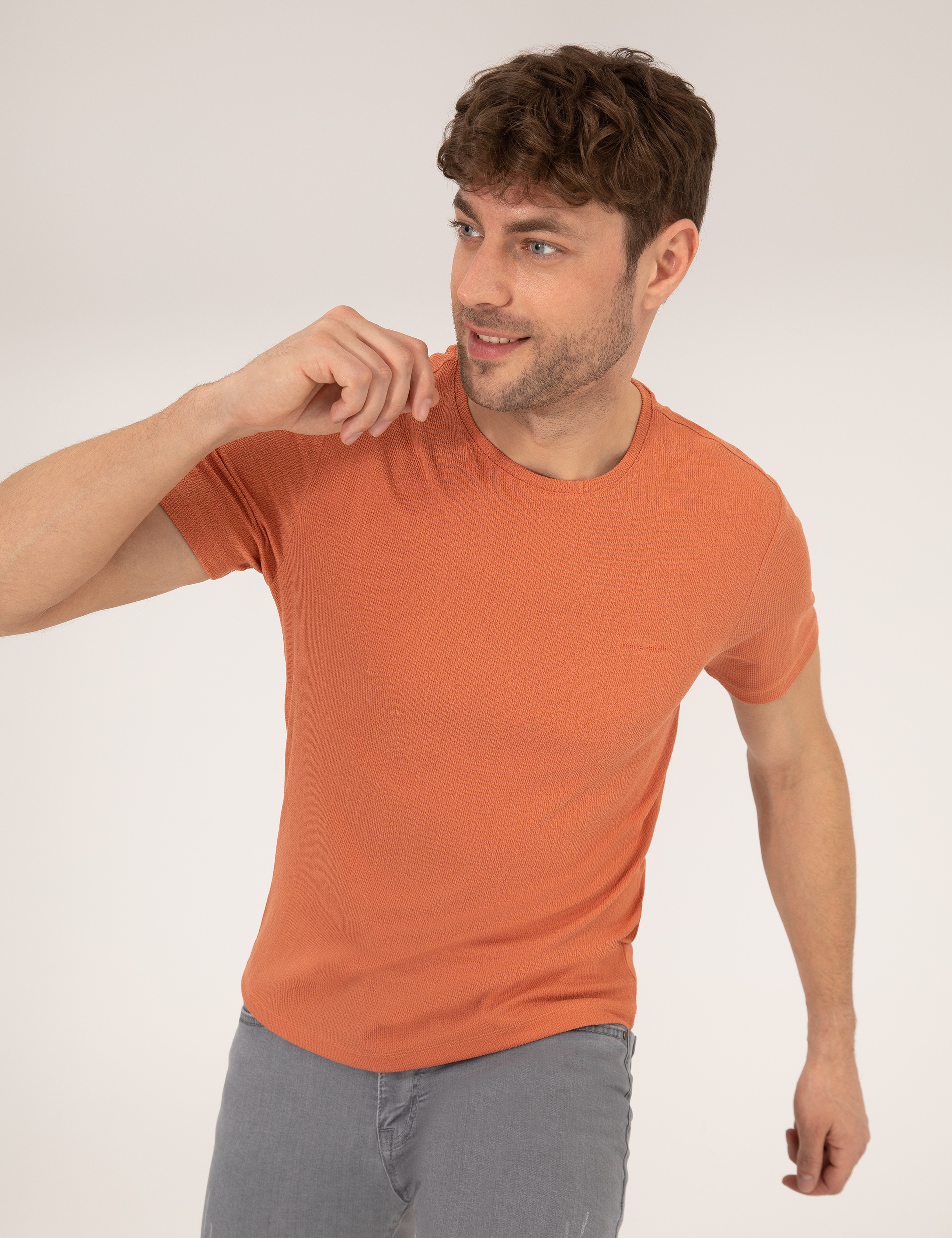 Kahverengi Slim Fit Dokulu Bisiklet Yaka Tişört
