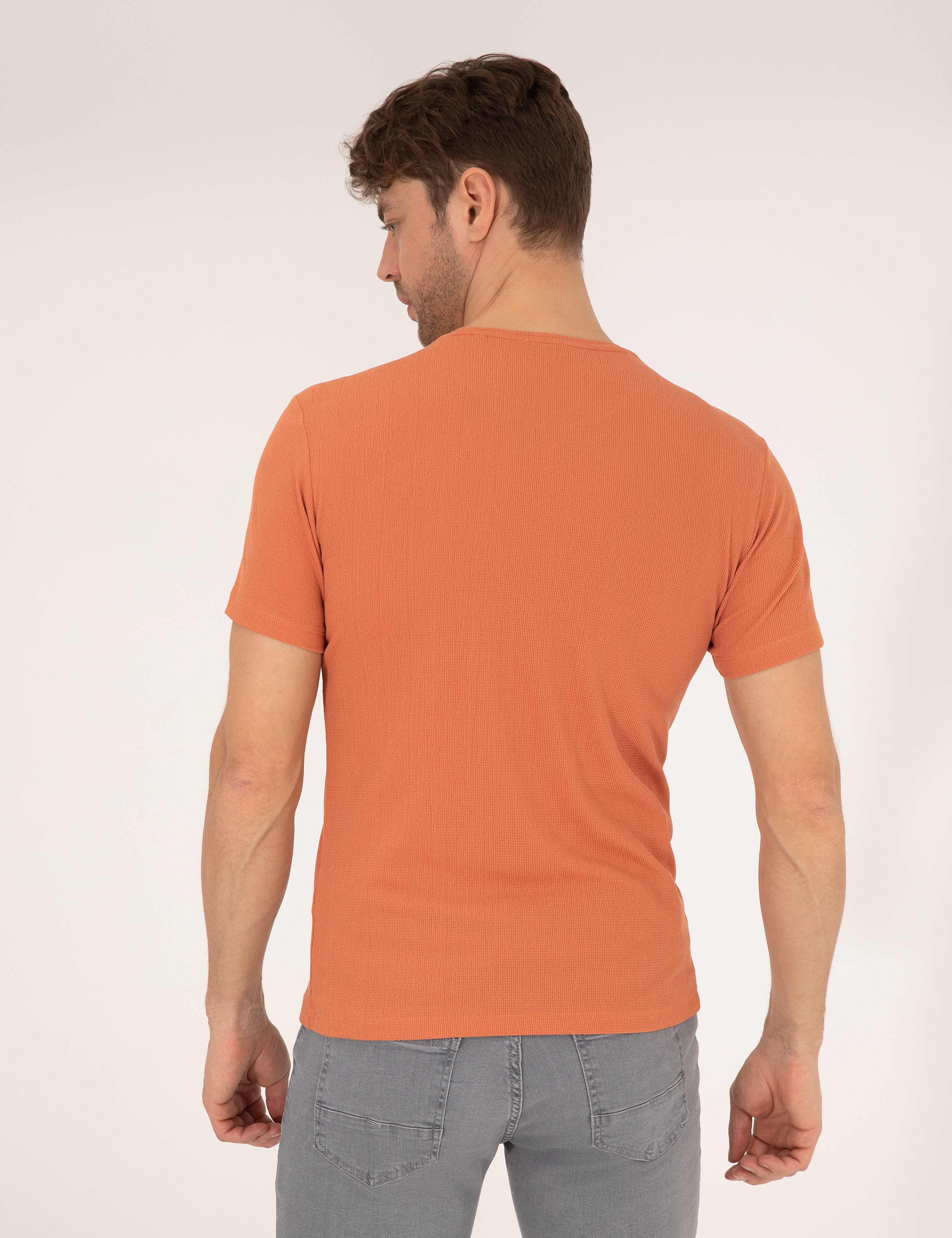 Kahverengi Slim Fit Dokulu Bisiklet Yaka Tişört - Image 5