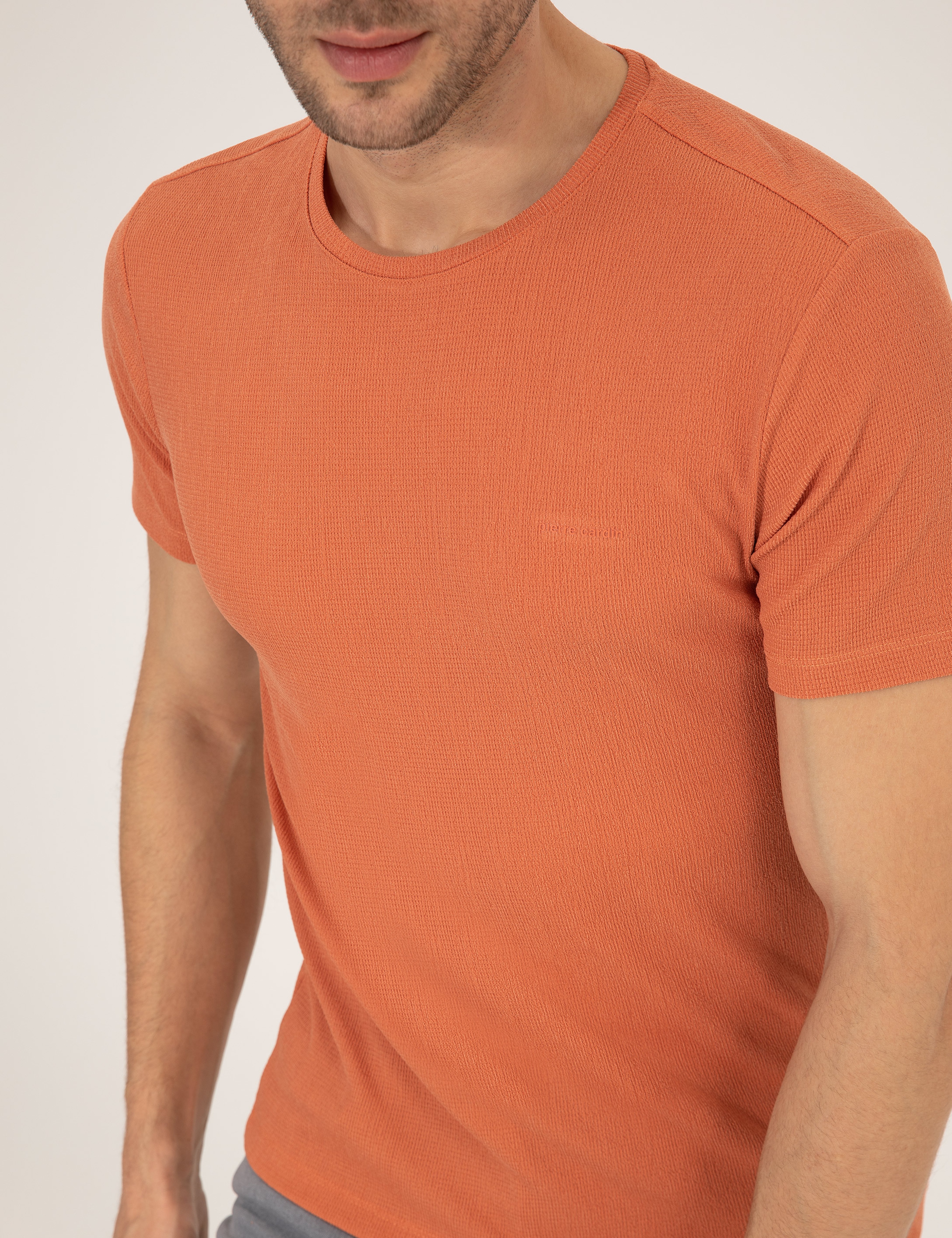 Kahverengi Slim Fit Dokulu Bisiklet Yaka Tişört
