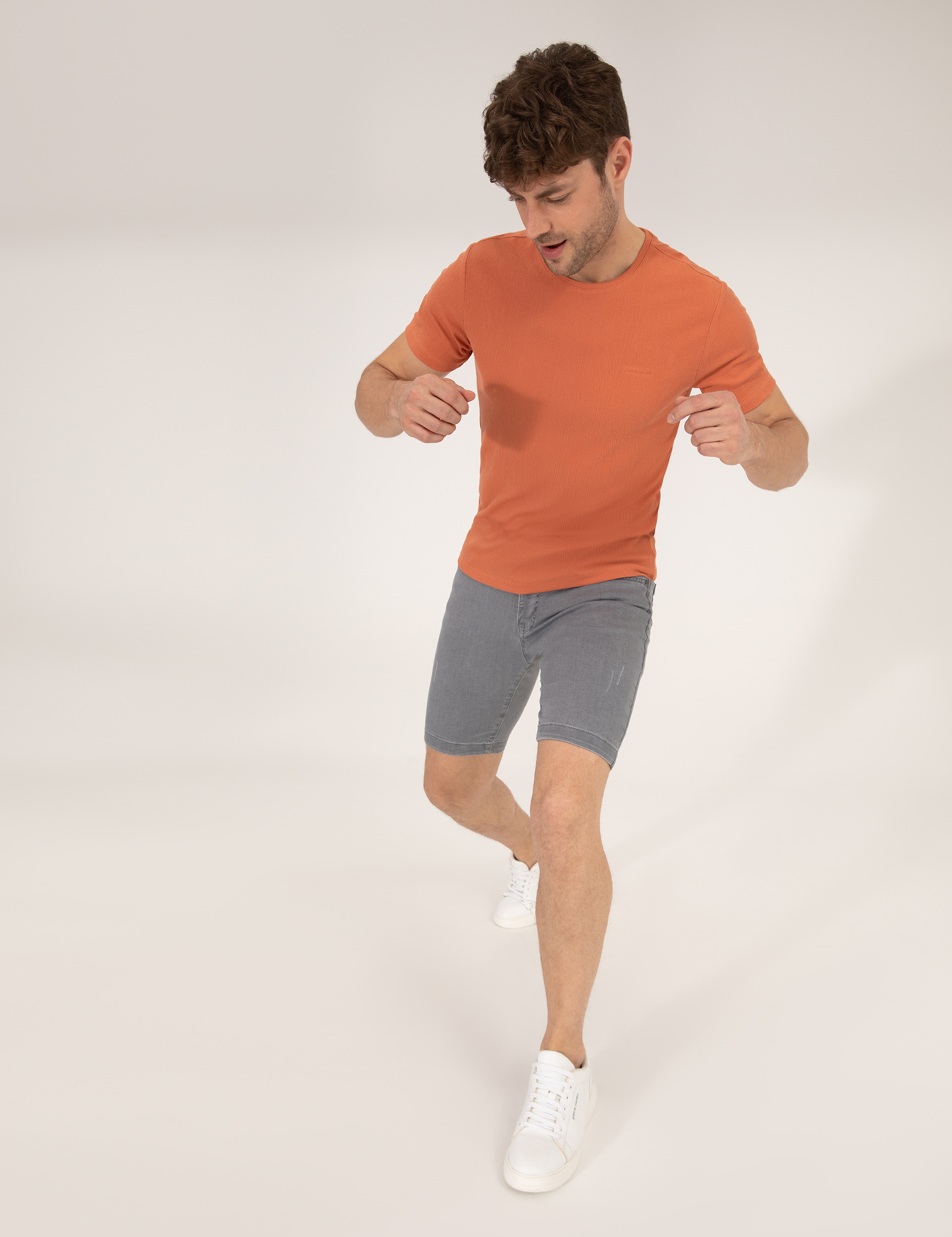 Kahverengi Slim Fit Dokulu Bisiklet Yaka Tişört