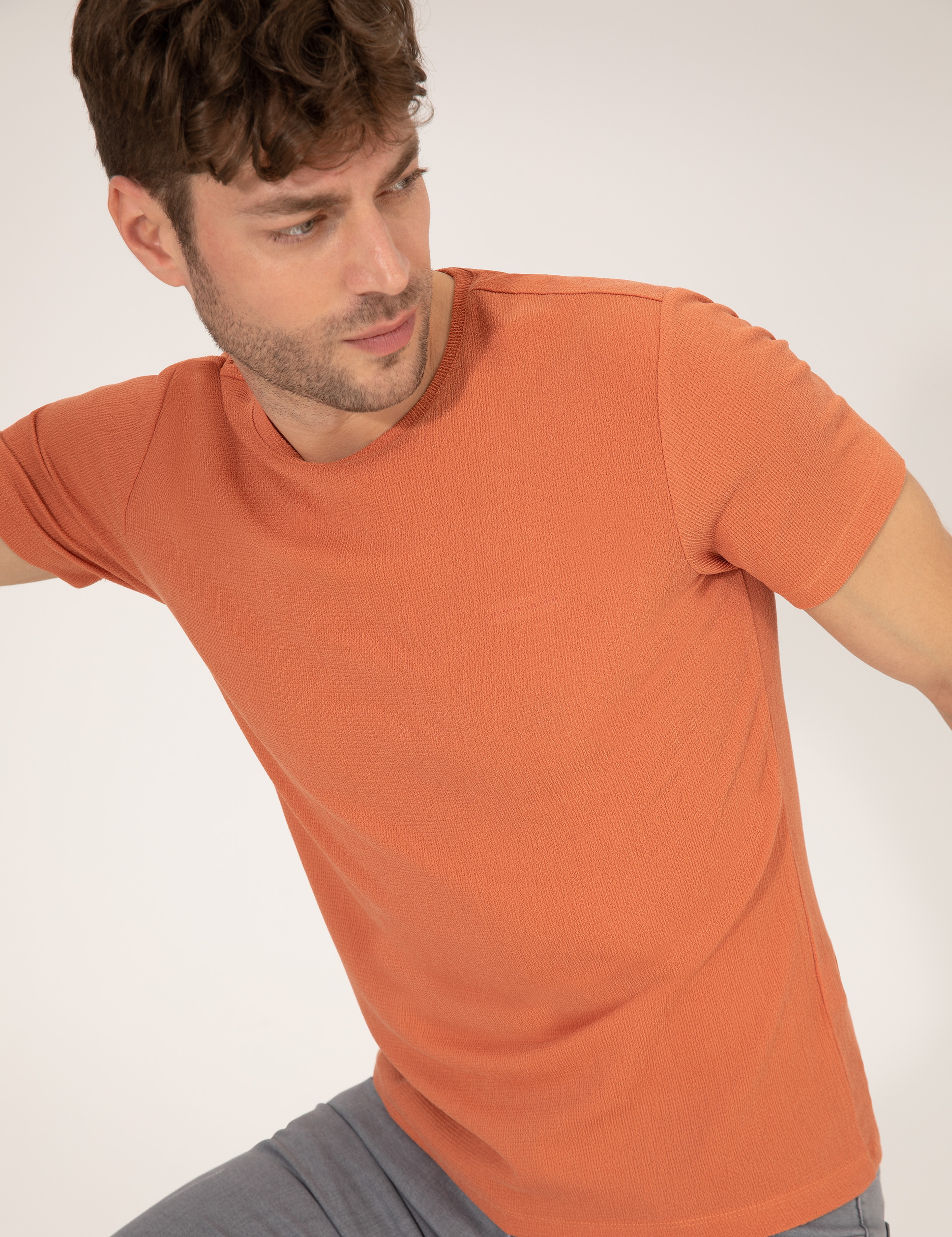 Kahverengi Slim Fit Dokulu Bisiklet Yaka Tişört - Image 3