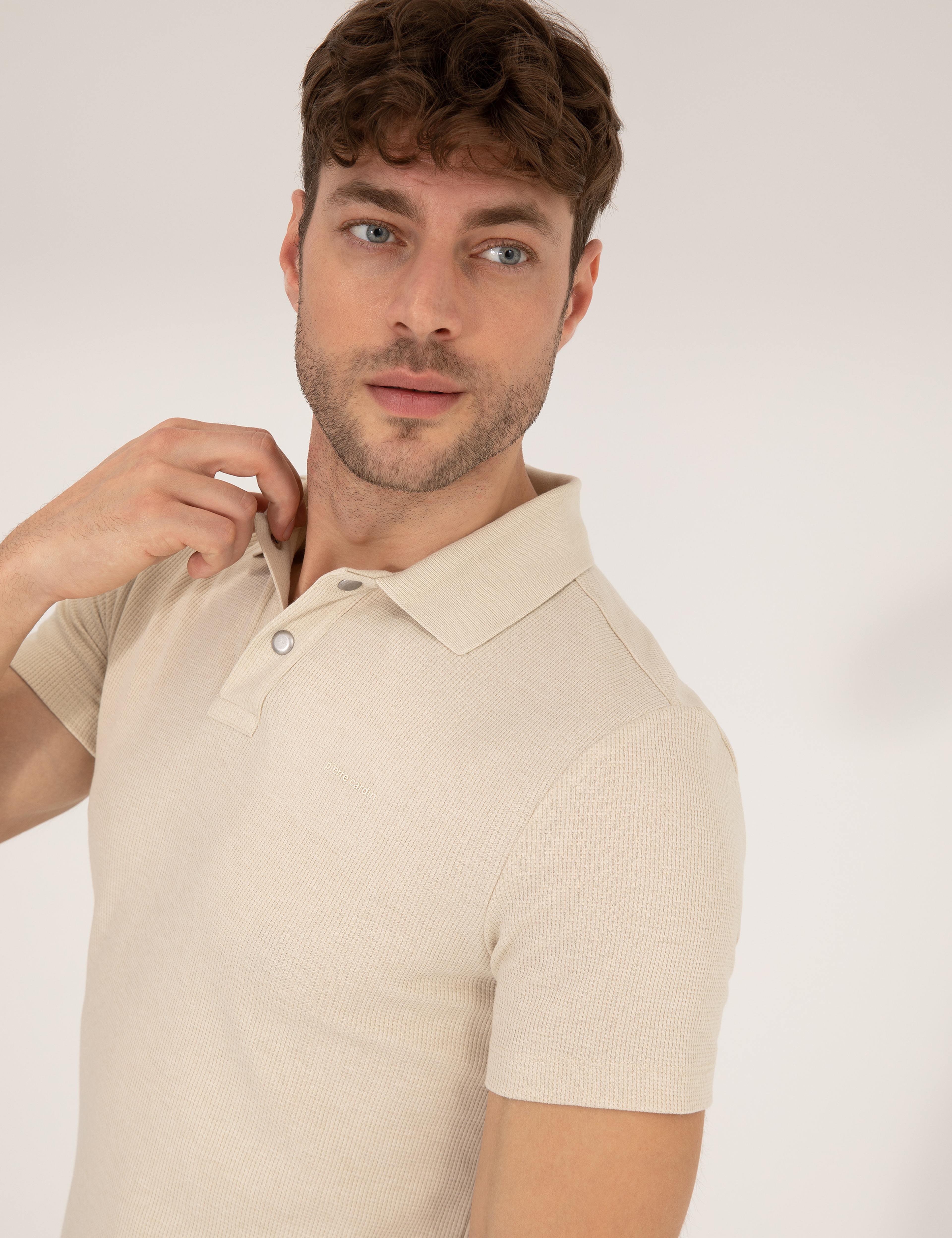 Bej Dokulu Slim Fit Polo Yaka Tişört - Image 1