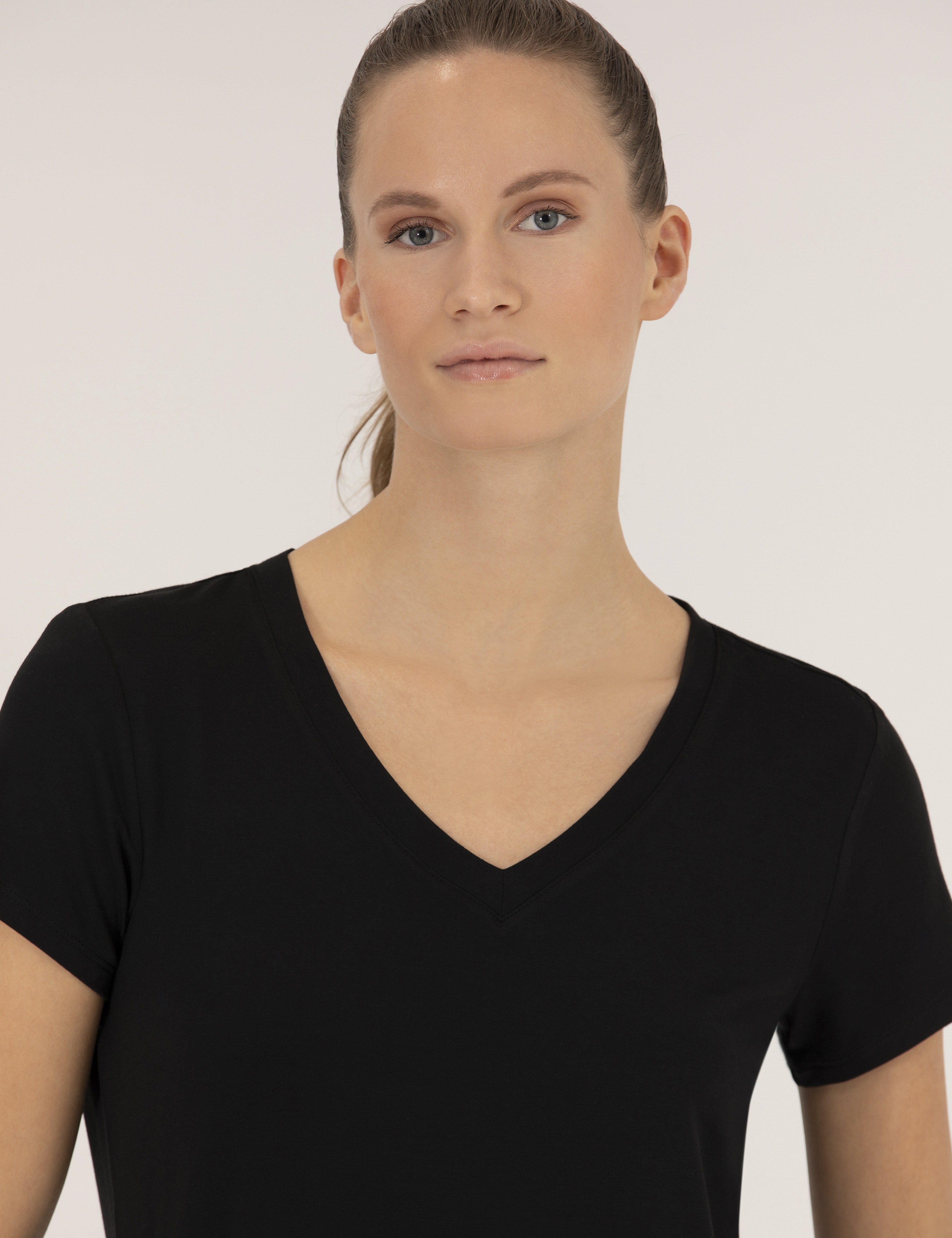 Siyah Comfort Fit V Yaka Basic Tişört - Image 2