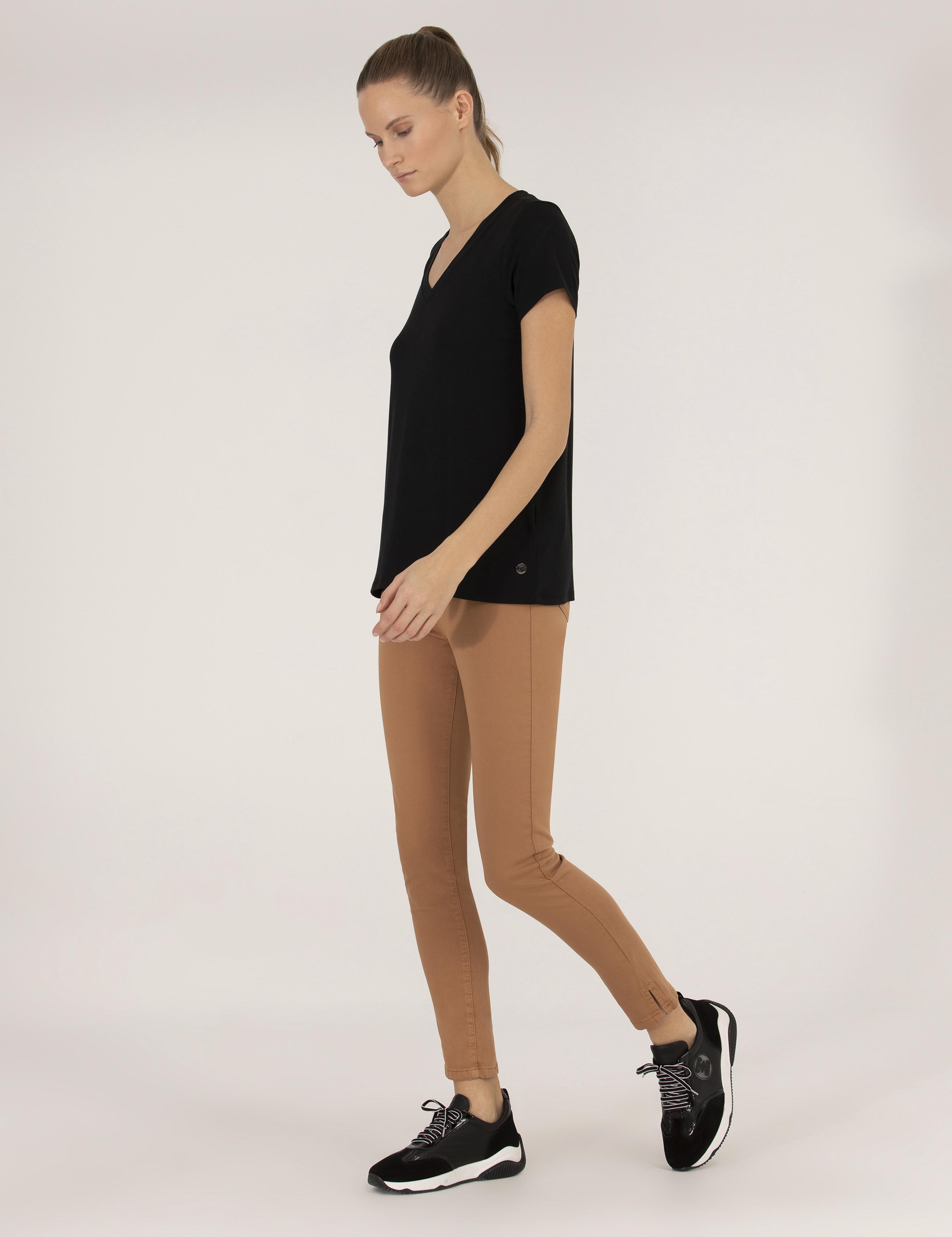 Siyah Comfort Fit V Yaka Basic Tişört