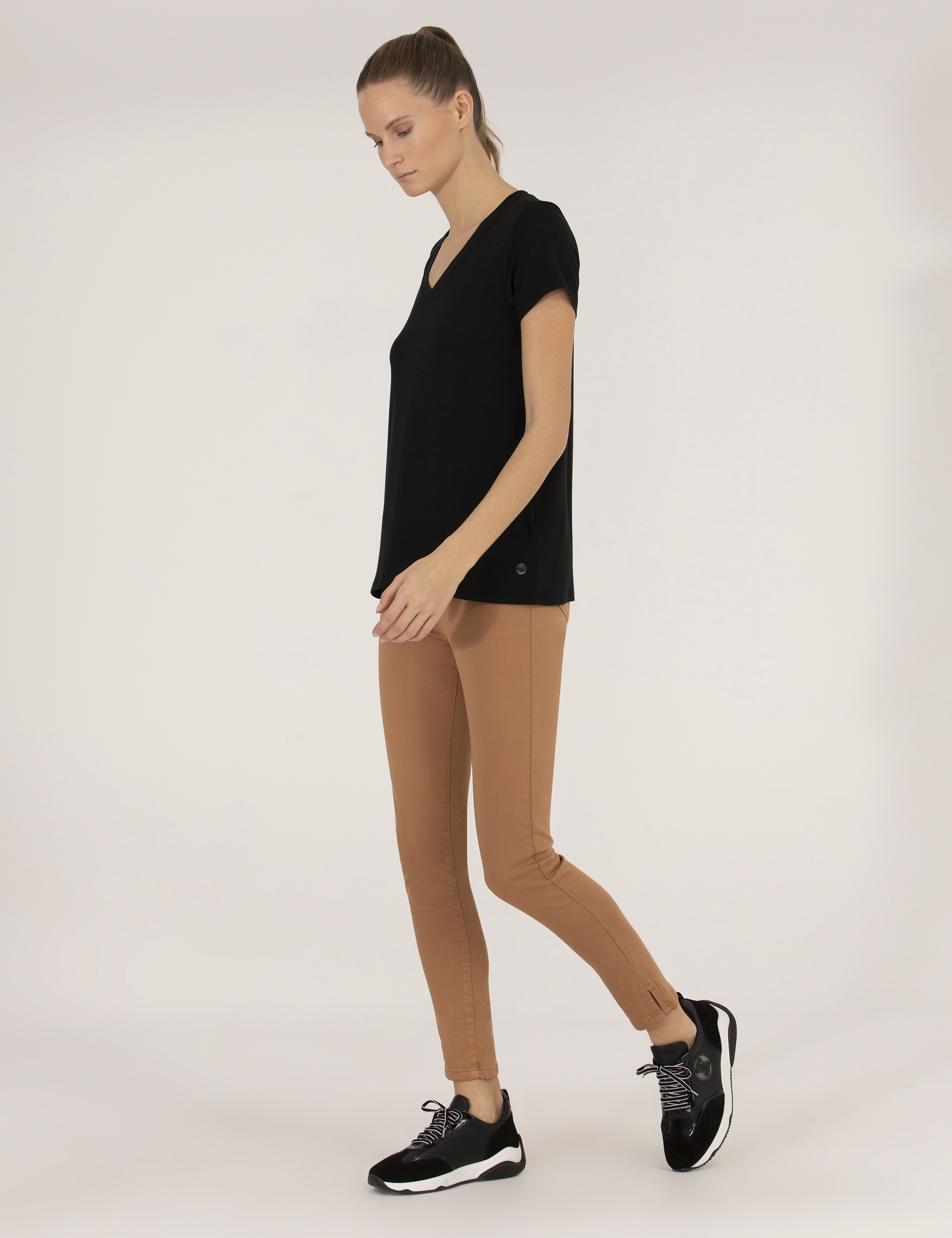 Siyah Comfort Fit V Yaka Basic Tişört - Image 3