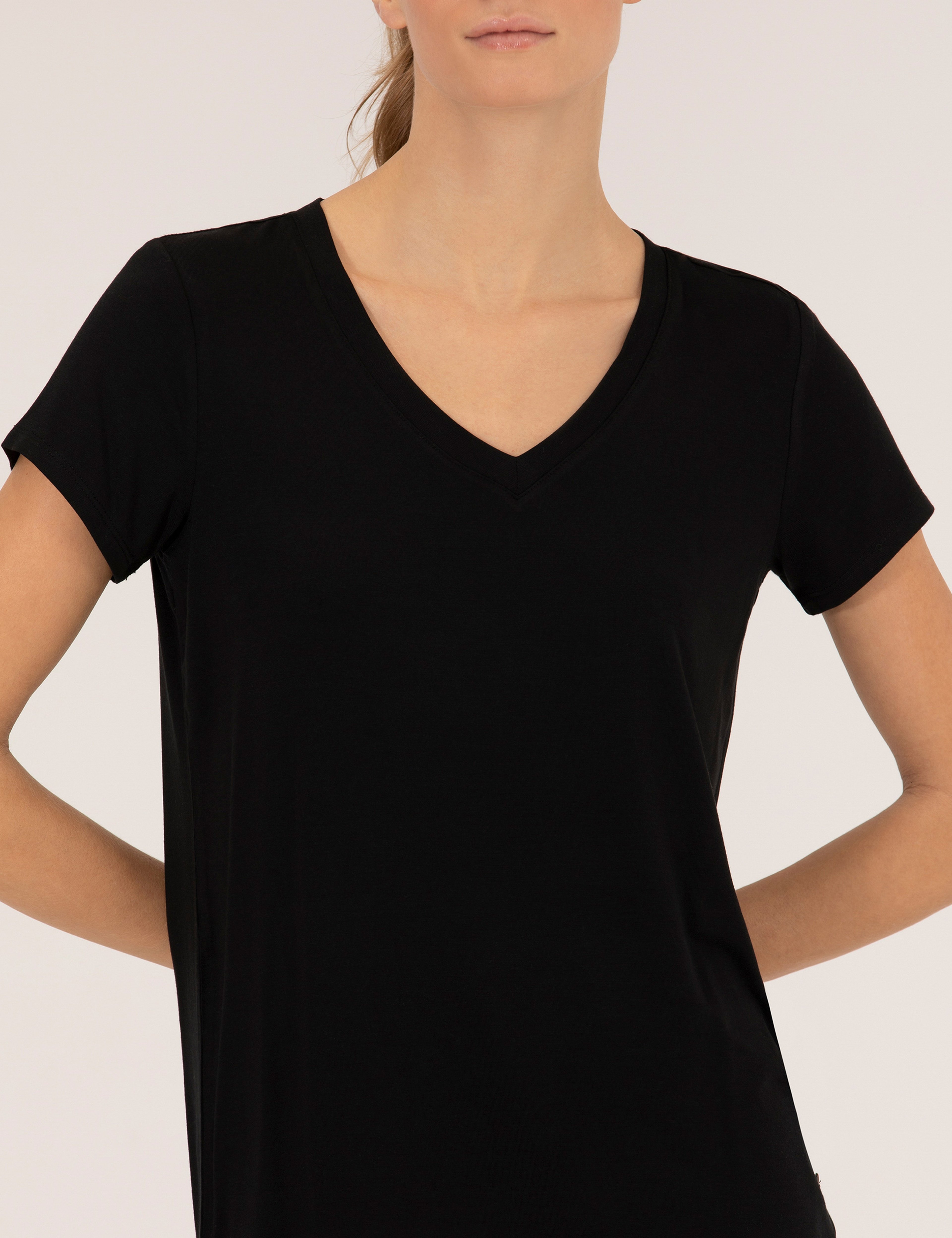 Siyah Comfort Fit V Yaka Basic Tişört - Image 4