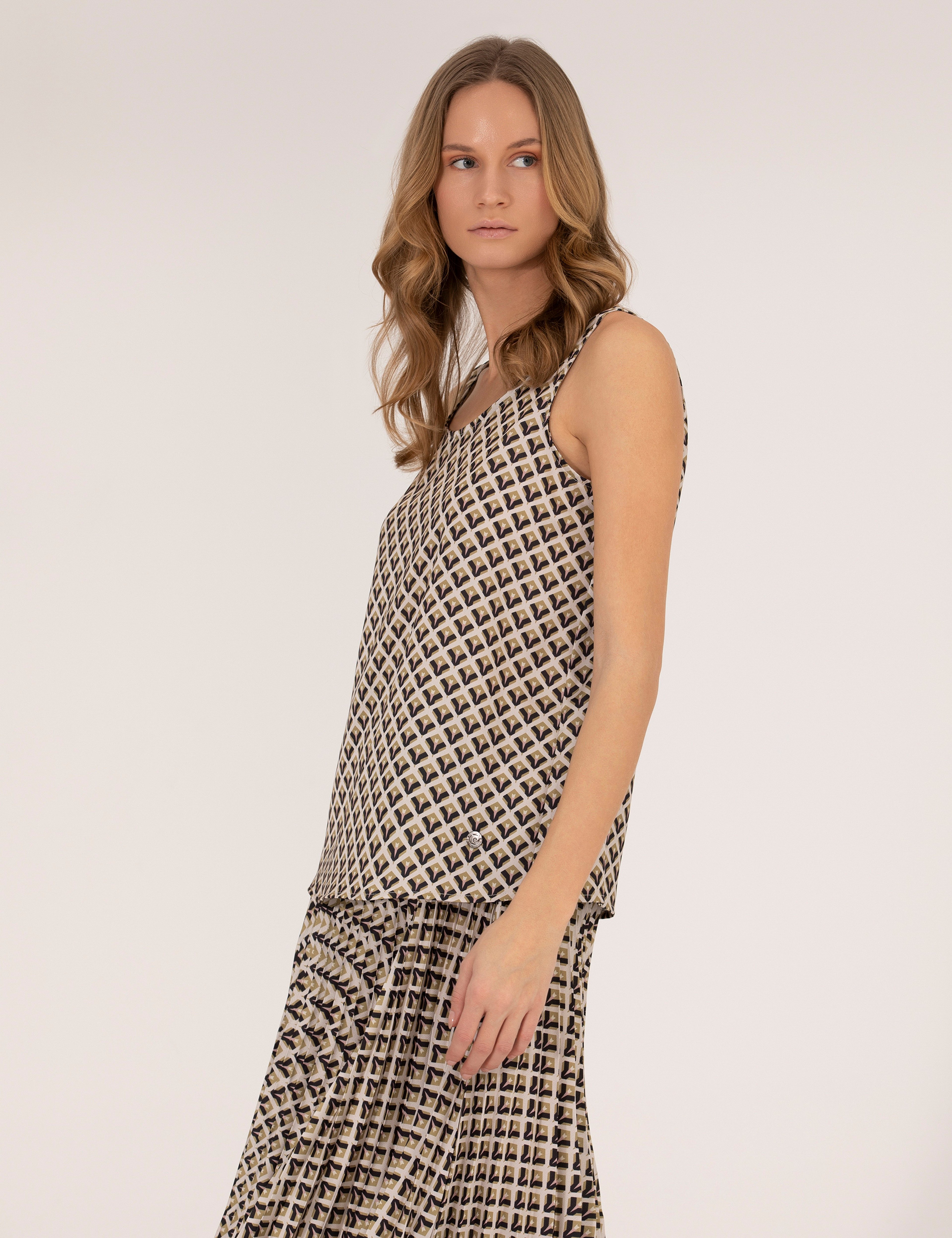 Siyah Regular Fit Kolsuz Bluz - Image 1