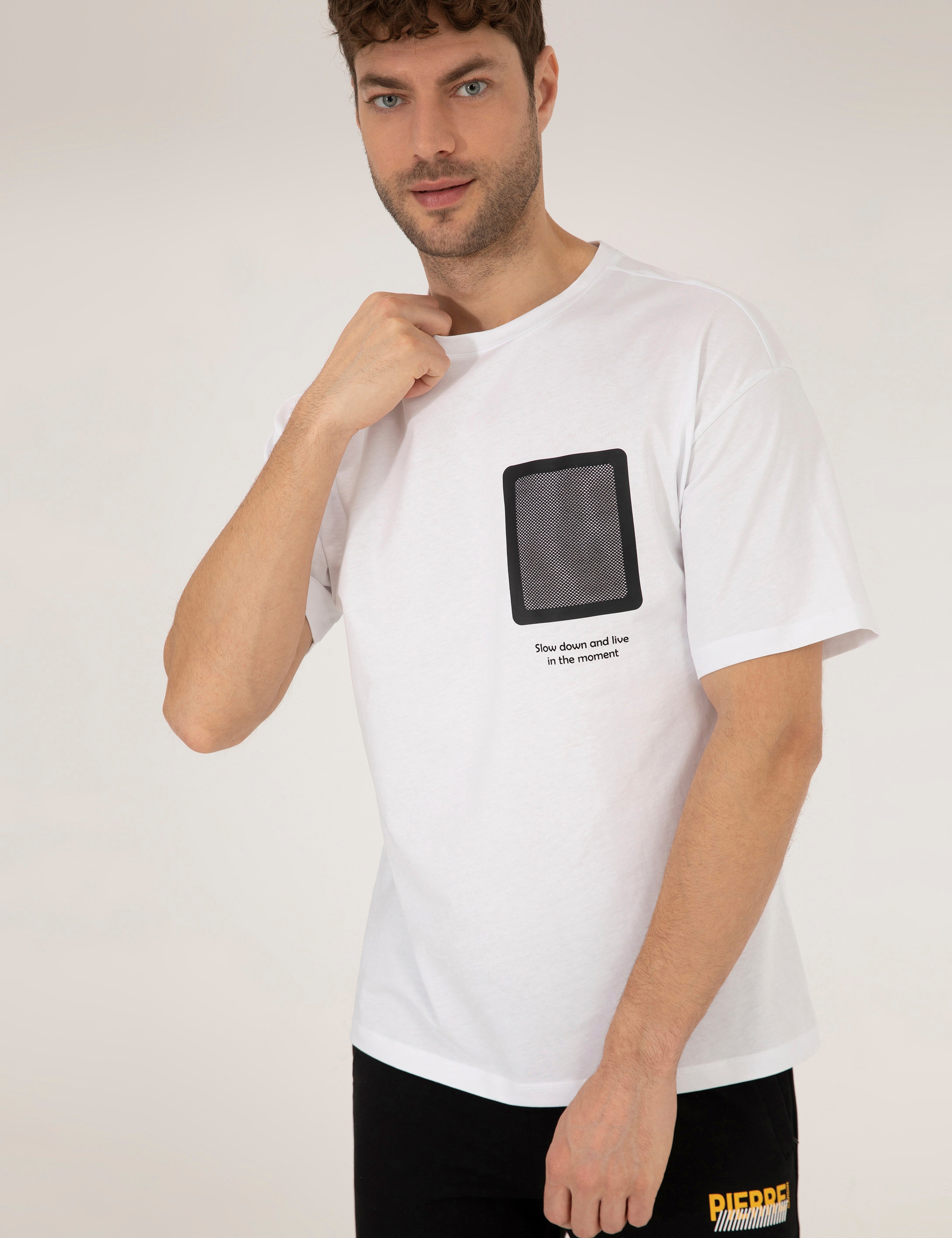Beyaz Comfort Fit Baskılı Bisiklet Yaka Tişört - Image 3