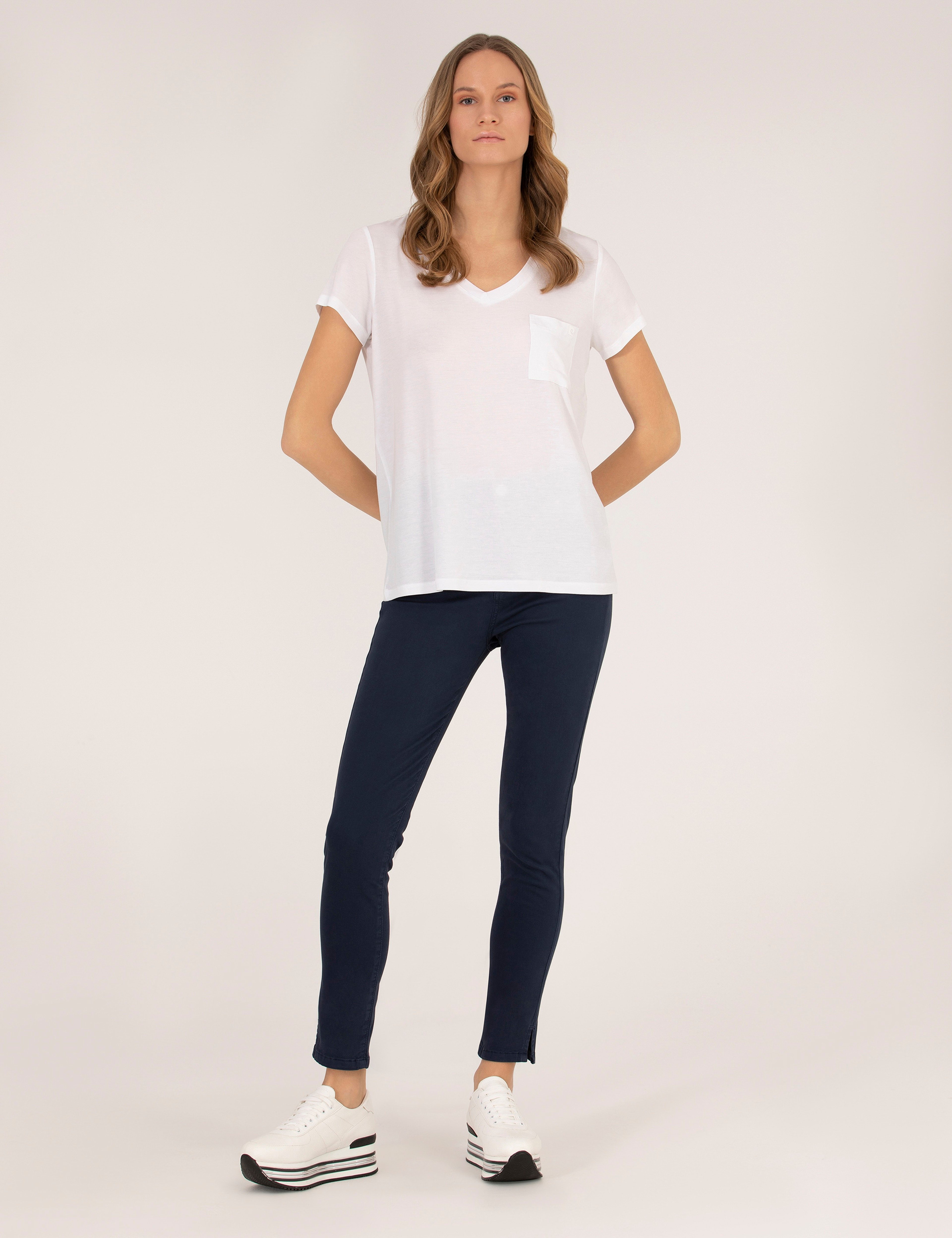 Beyaz Comfort Fit V Yaka Basic Tişört - Image 4