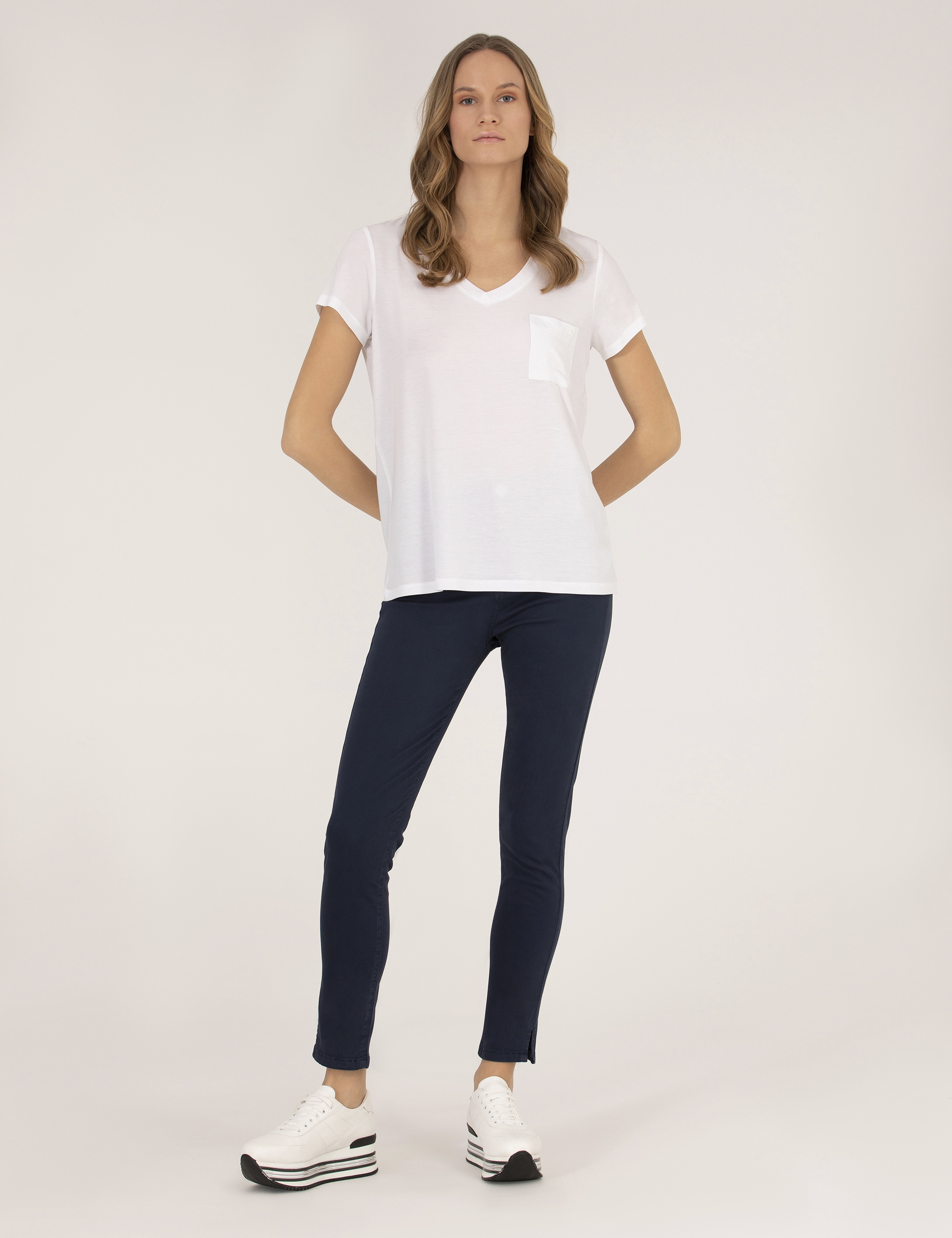Beyaz Comfort Fit V Yaka Basic Tişört