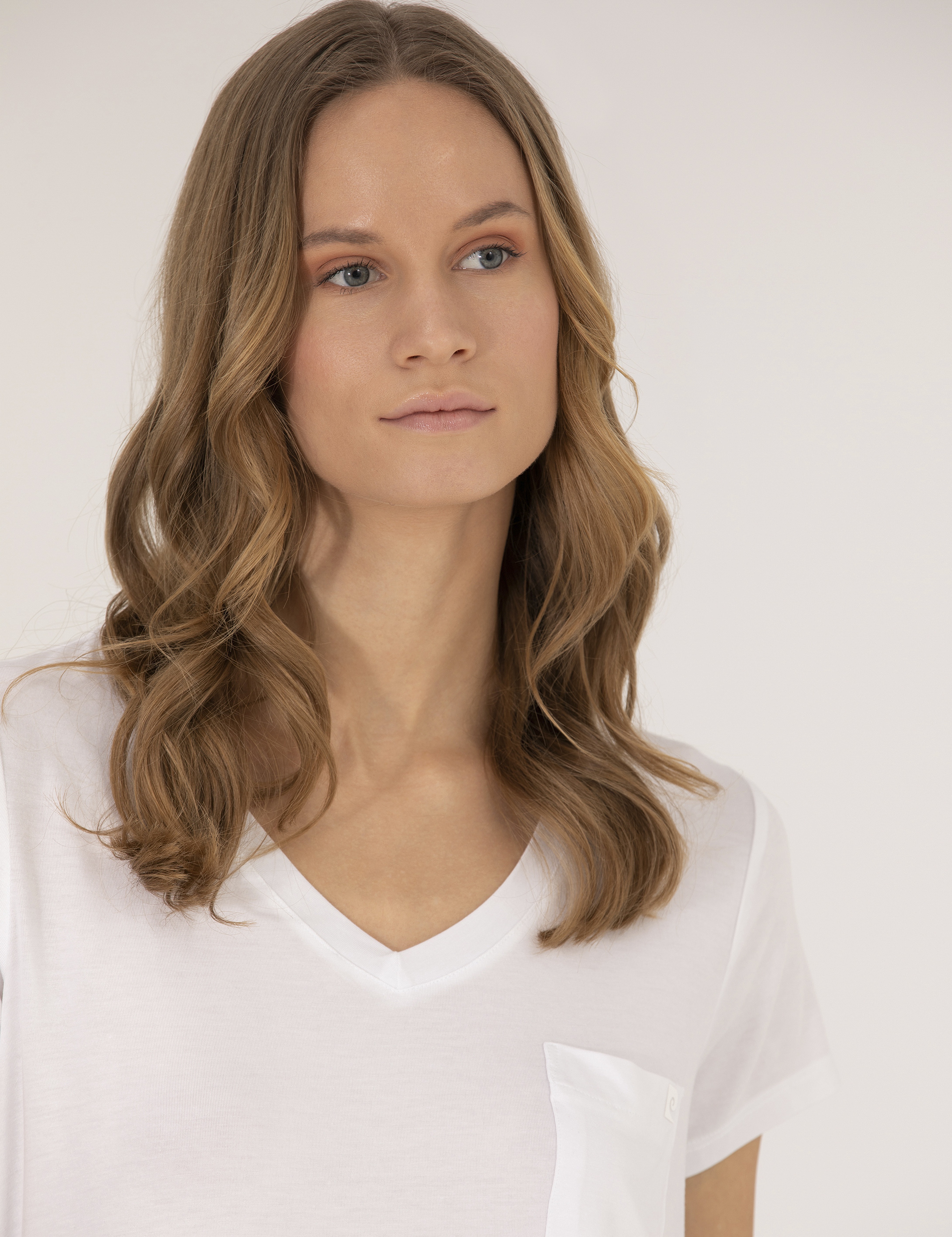 Beyaz Comfort Fit V Yaka Basic Tişört - Image 2